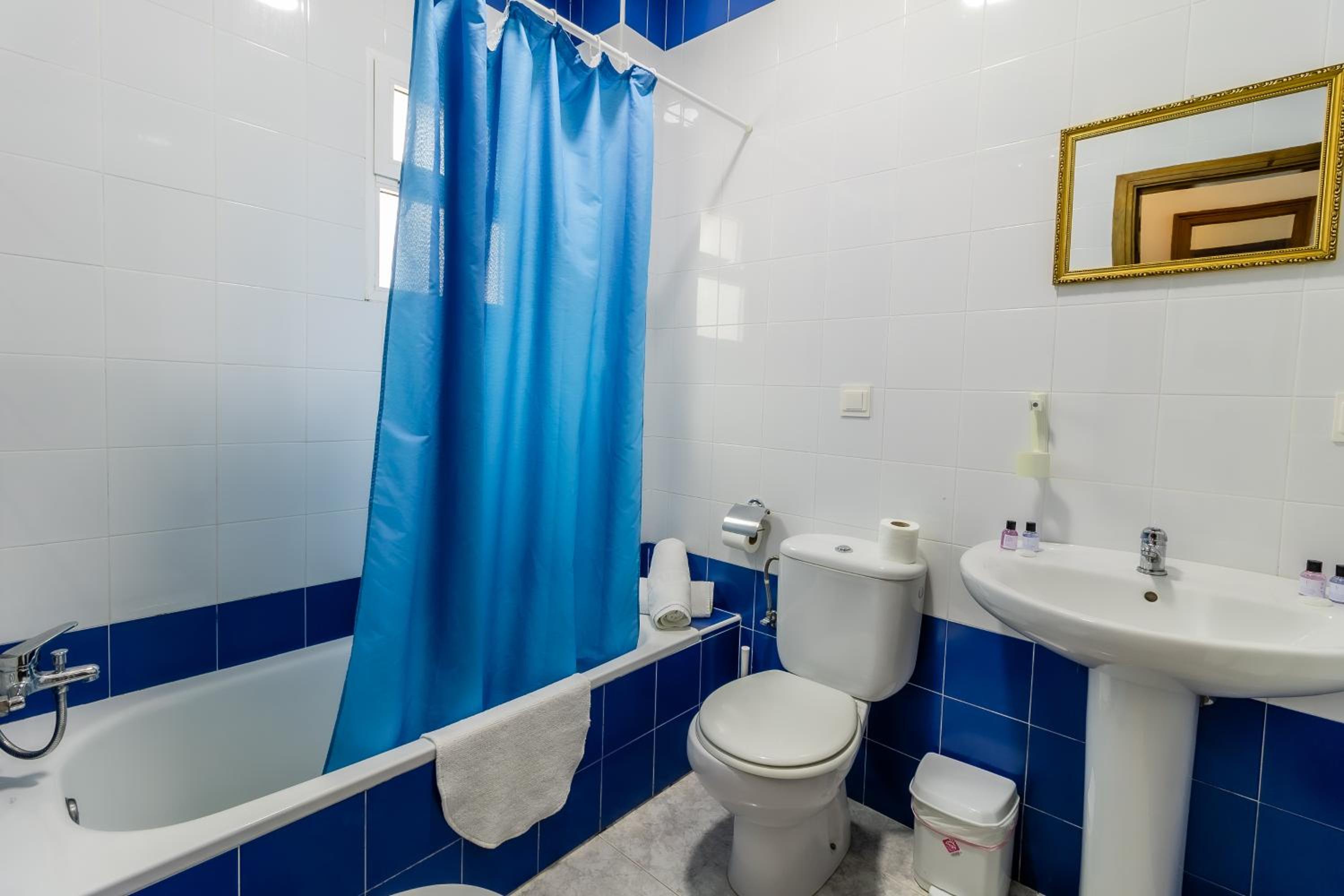 Economy Triple Room - Photo 6