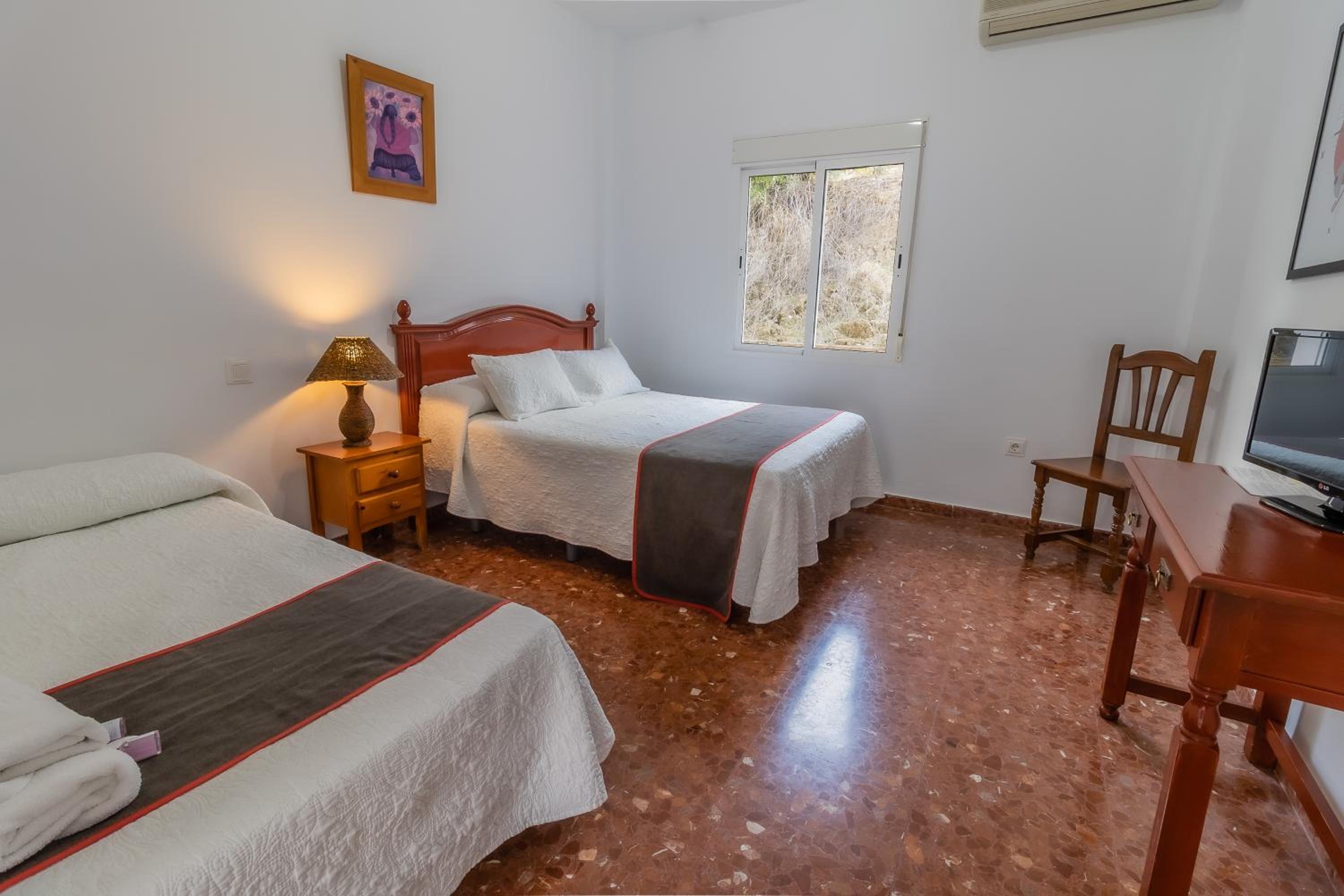 Economy Triple Room - Photo 3