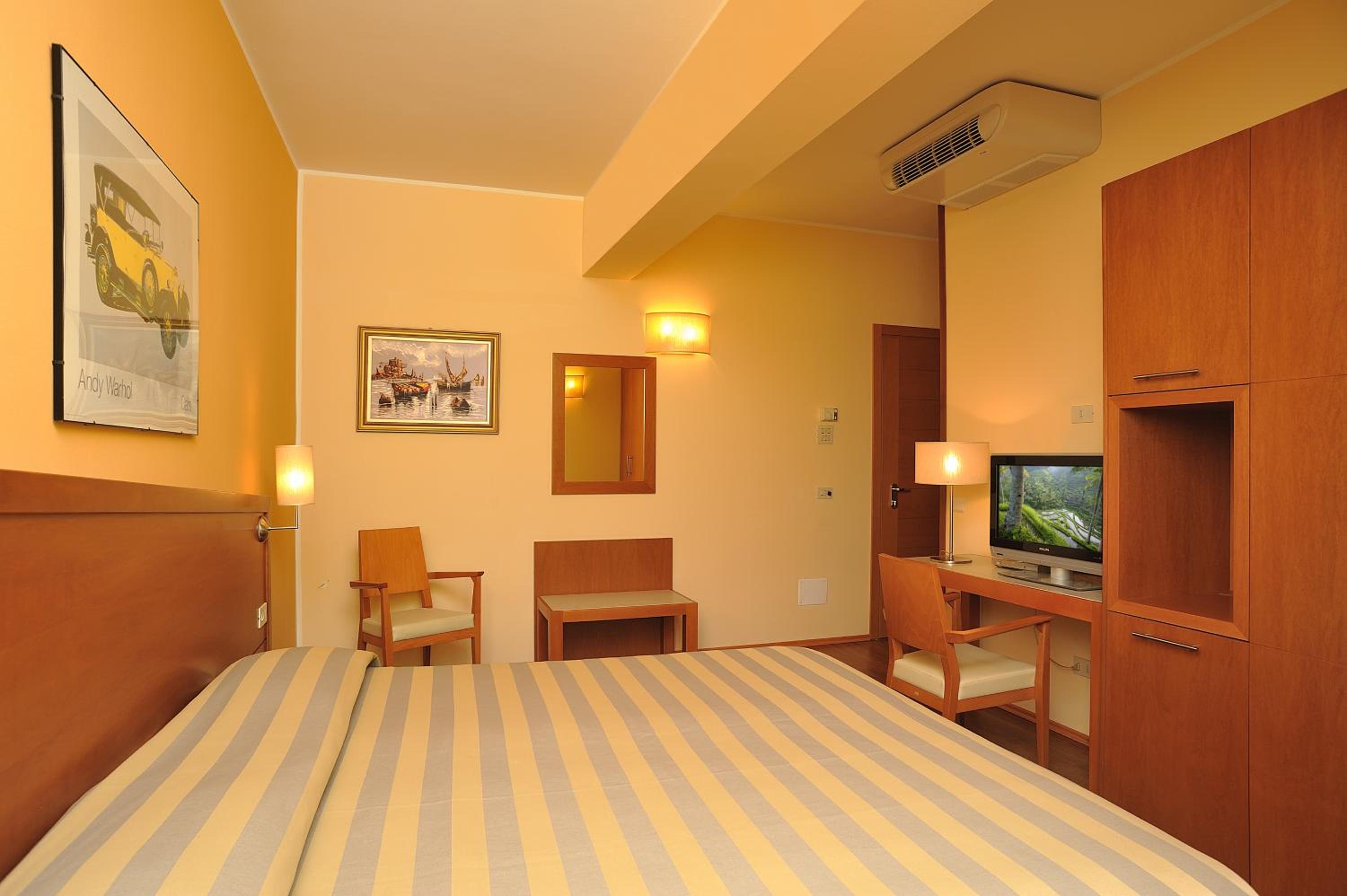 Business Double Room - Photo 1