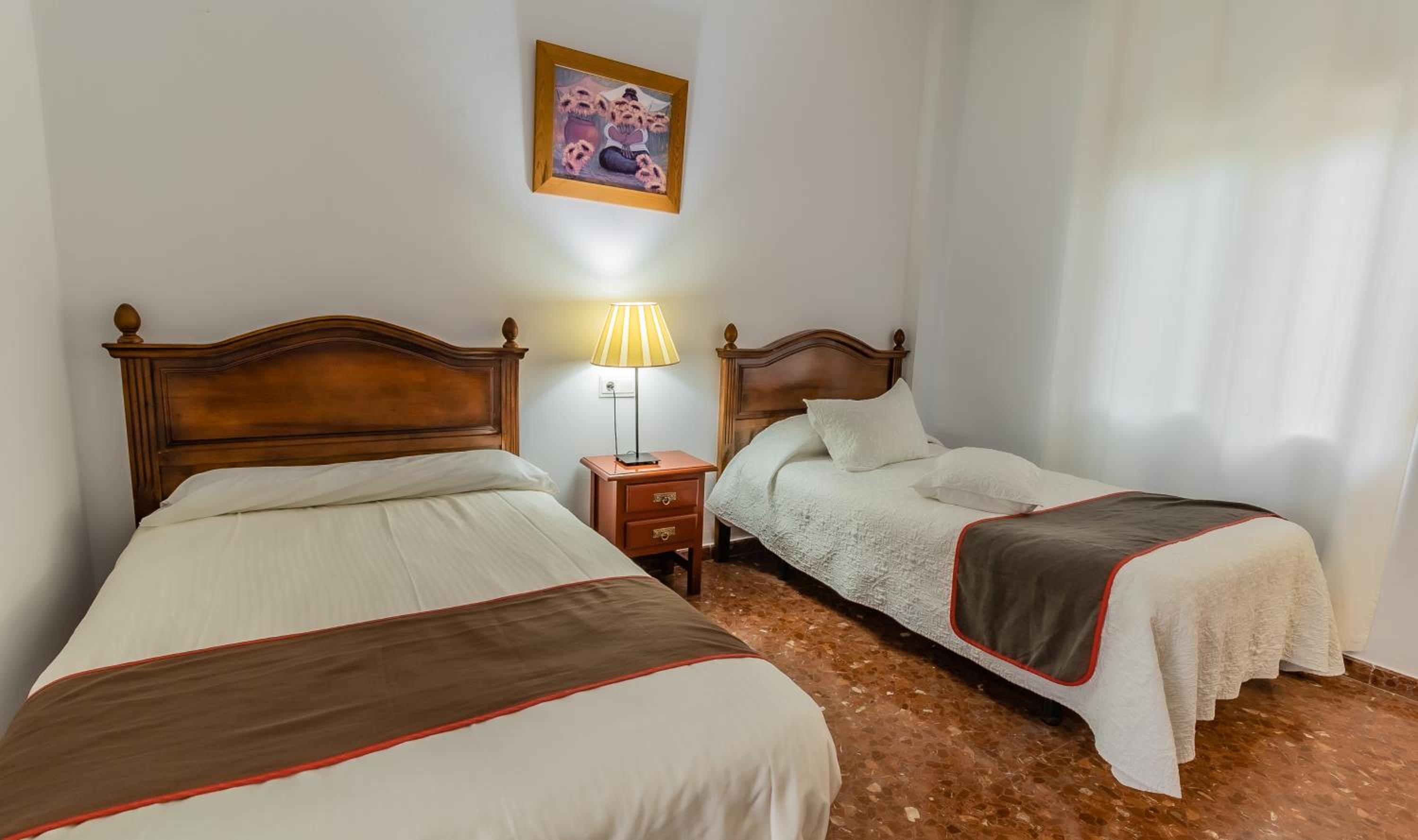 Economy Twin Room - Photo 11
