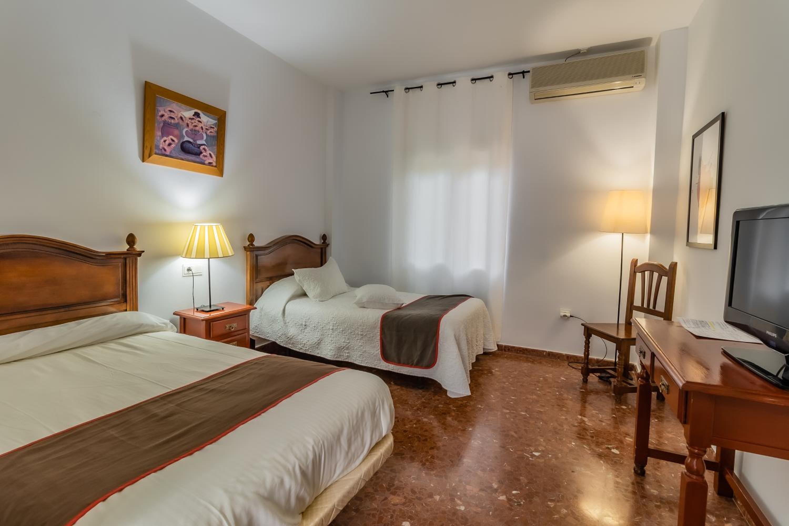 Economy Twin Room - Photo 10