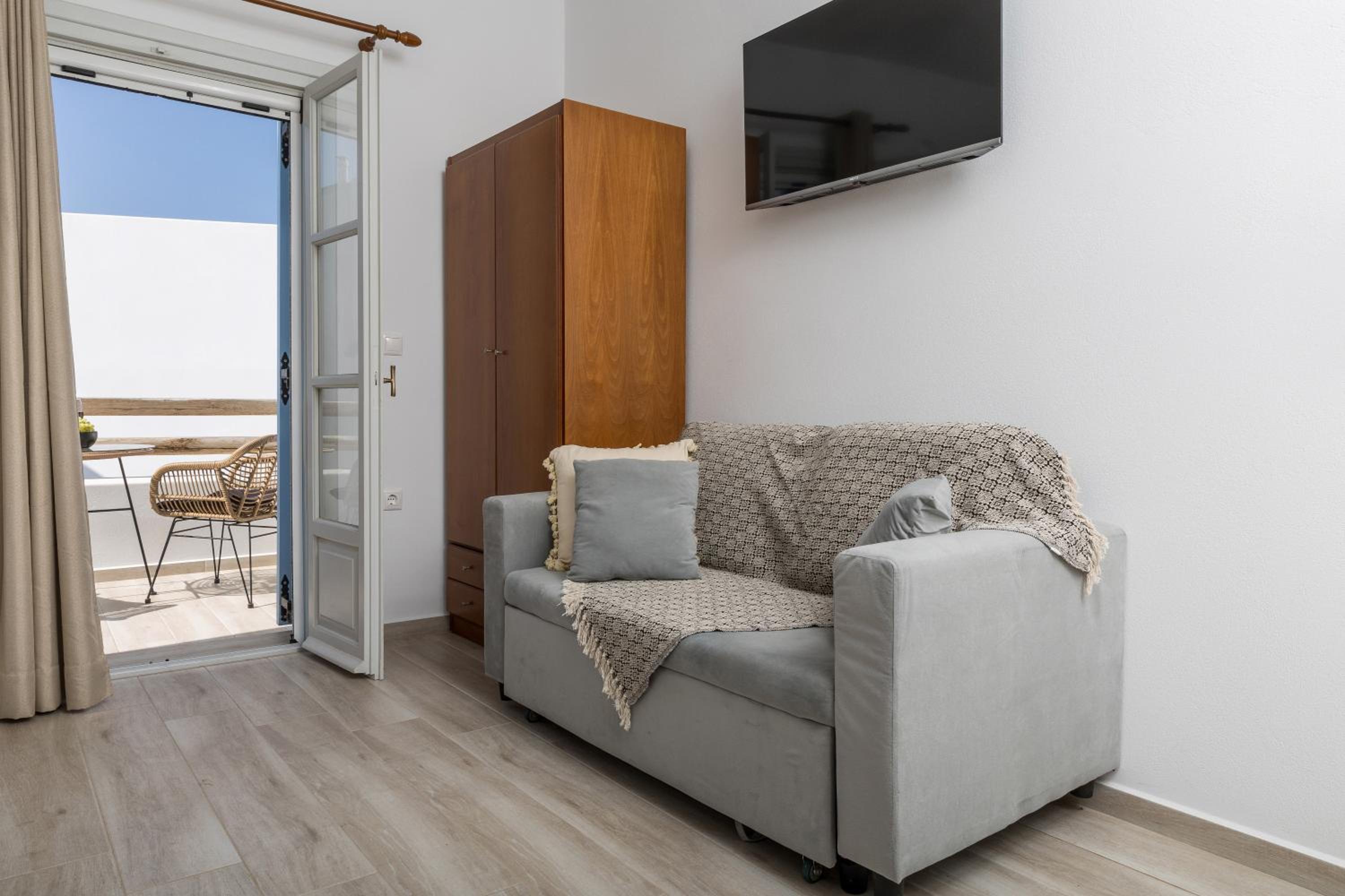 Deluxe Suite with partial sea view