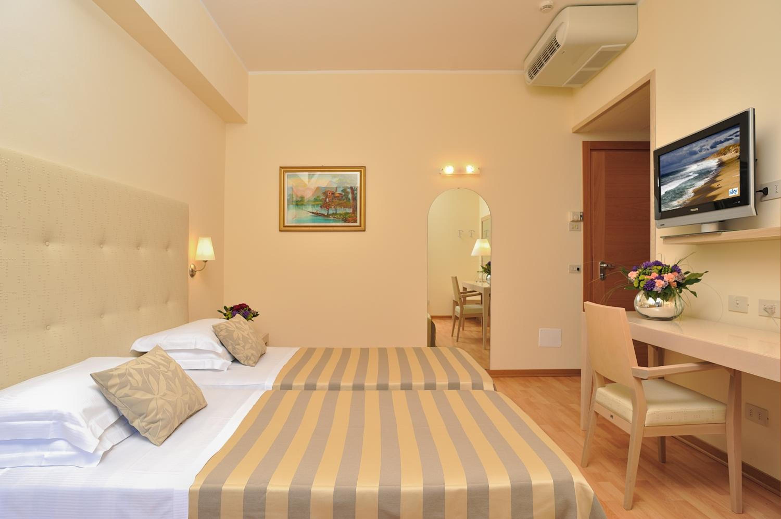 Business Twin Room - Photo 2