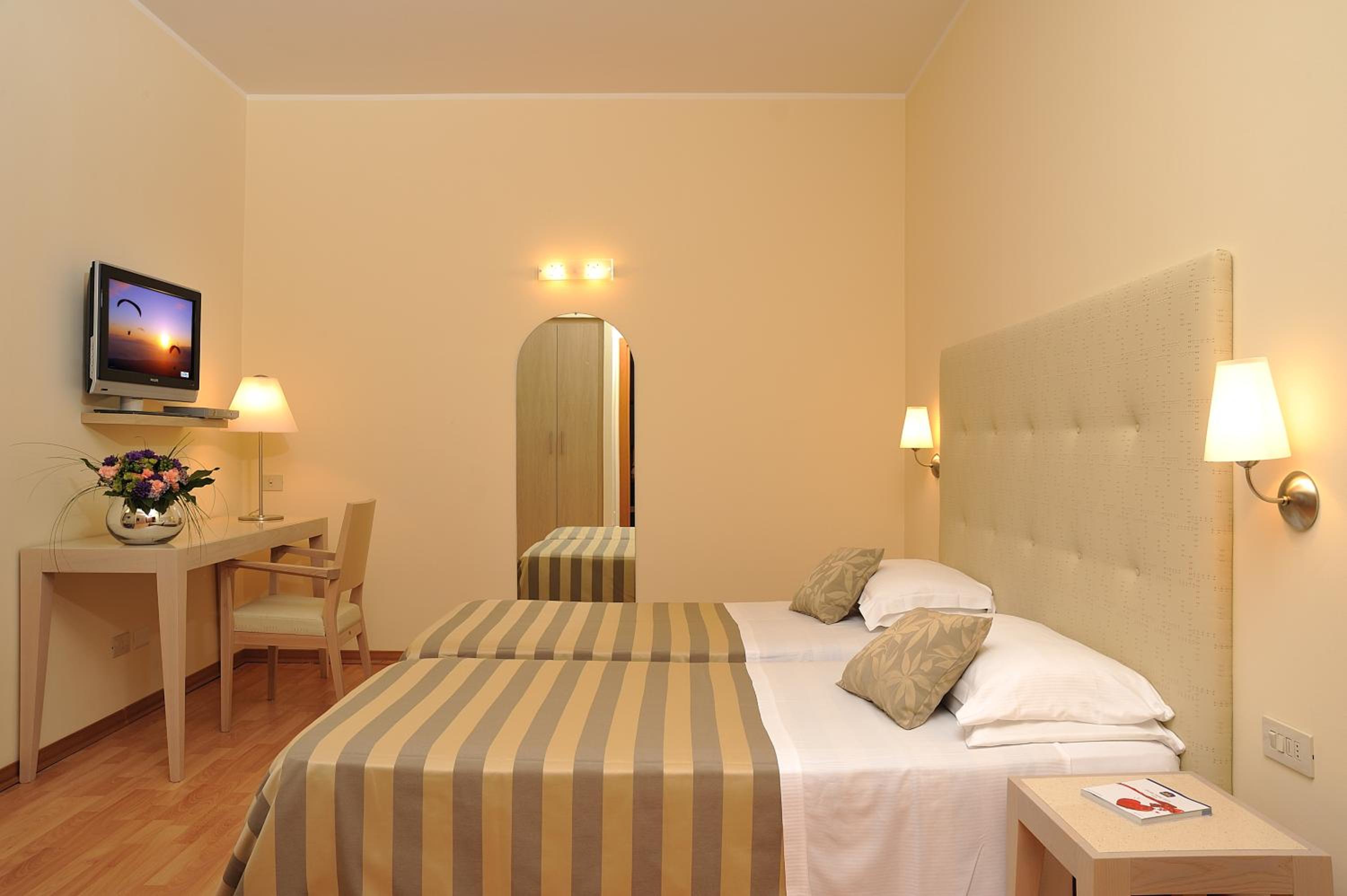 Business Twin Room - Photo 1