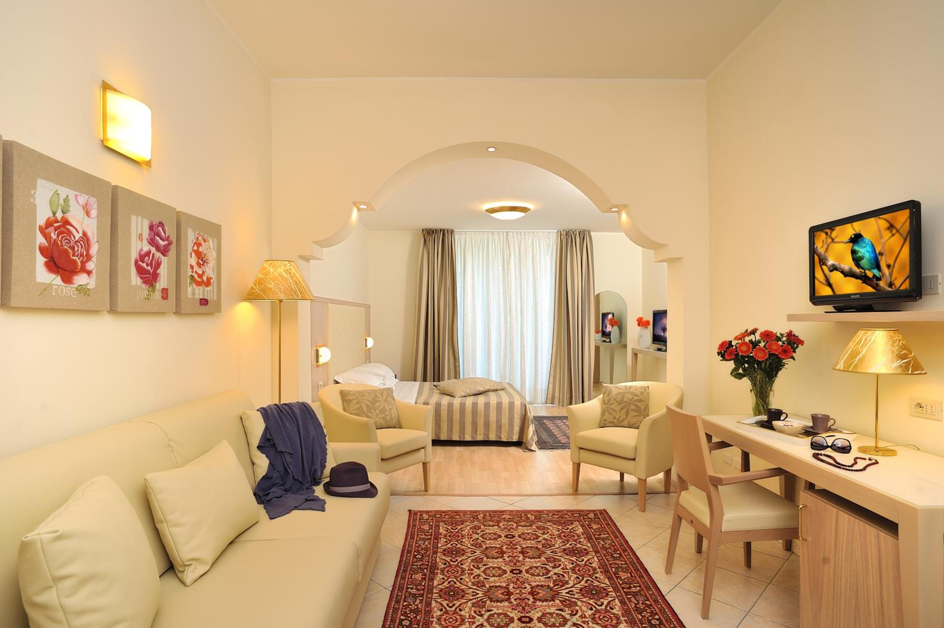 Suite - Photo 14