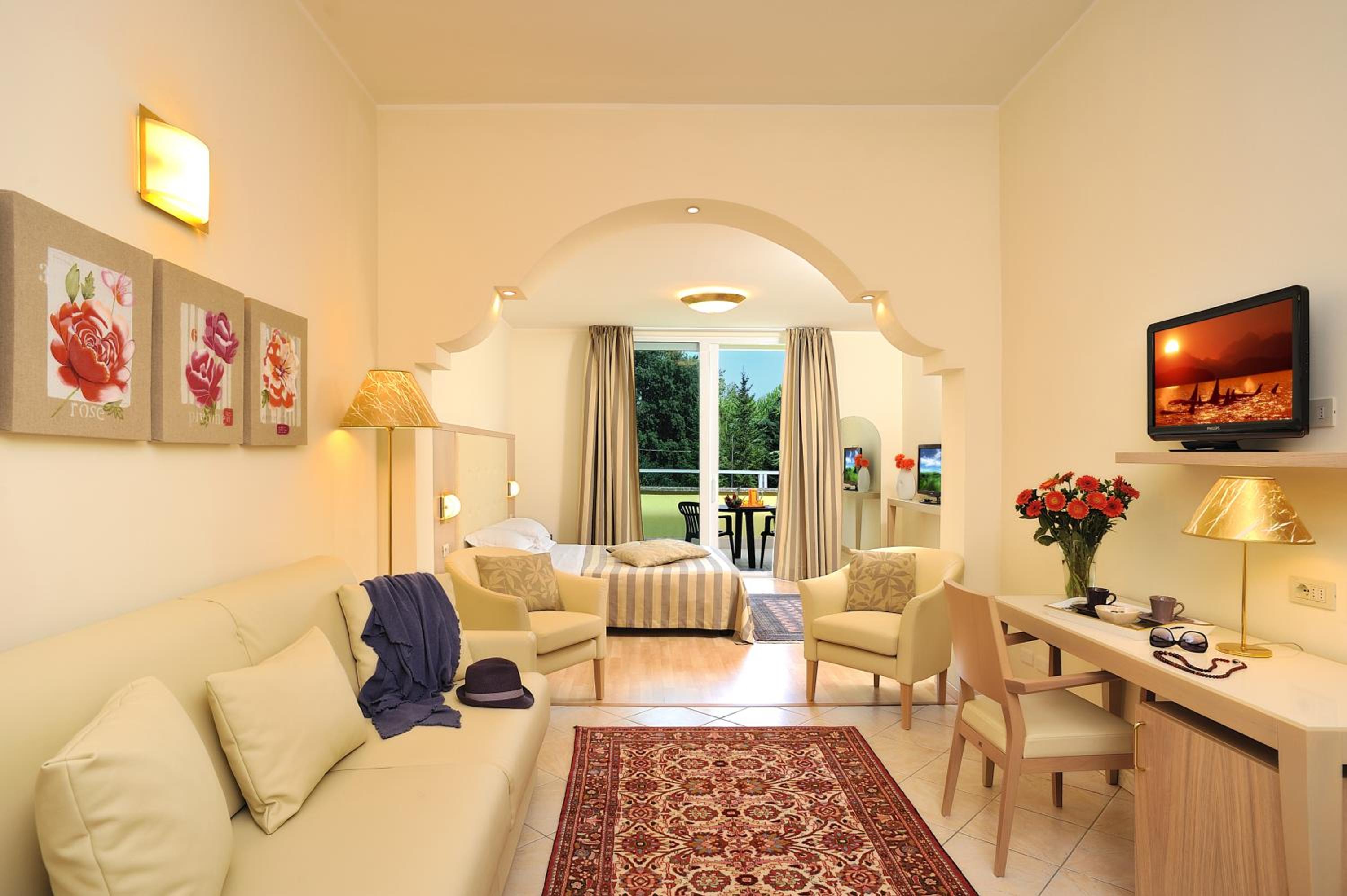 Suite - Photo 1