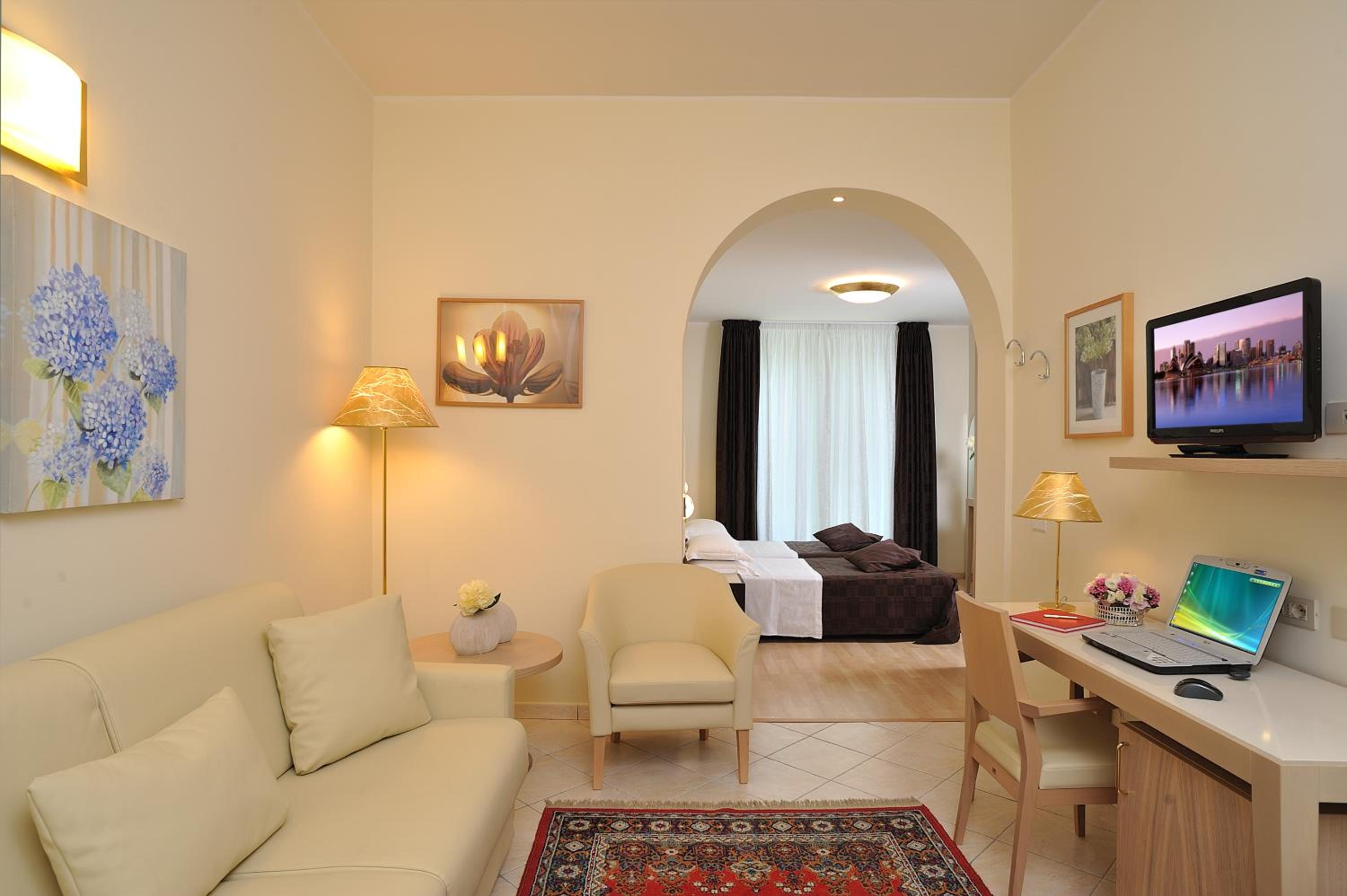 Suite - Photo 9