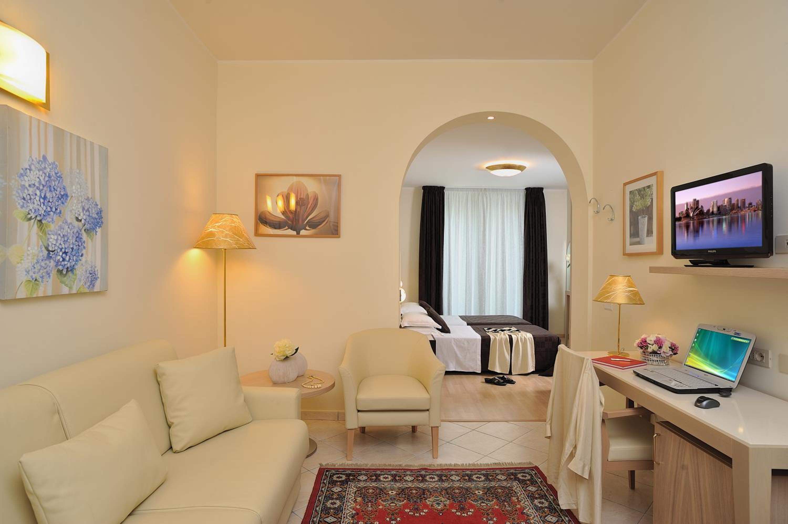 Suite - Photo 10