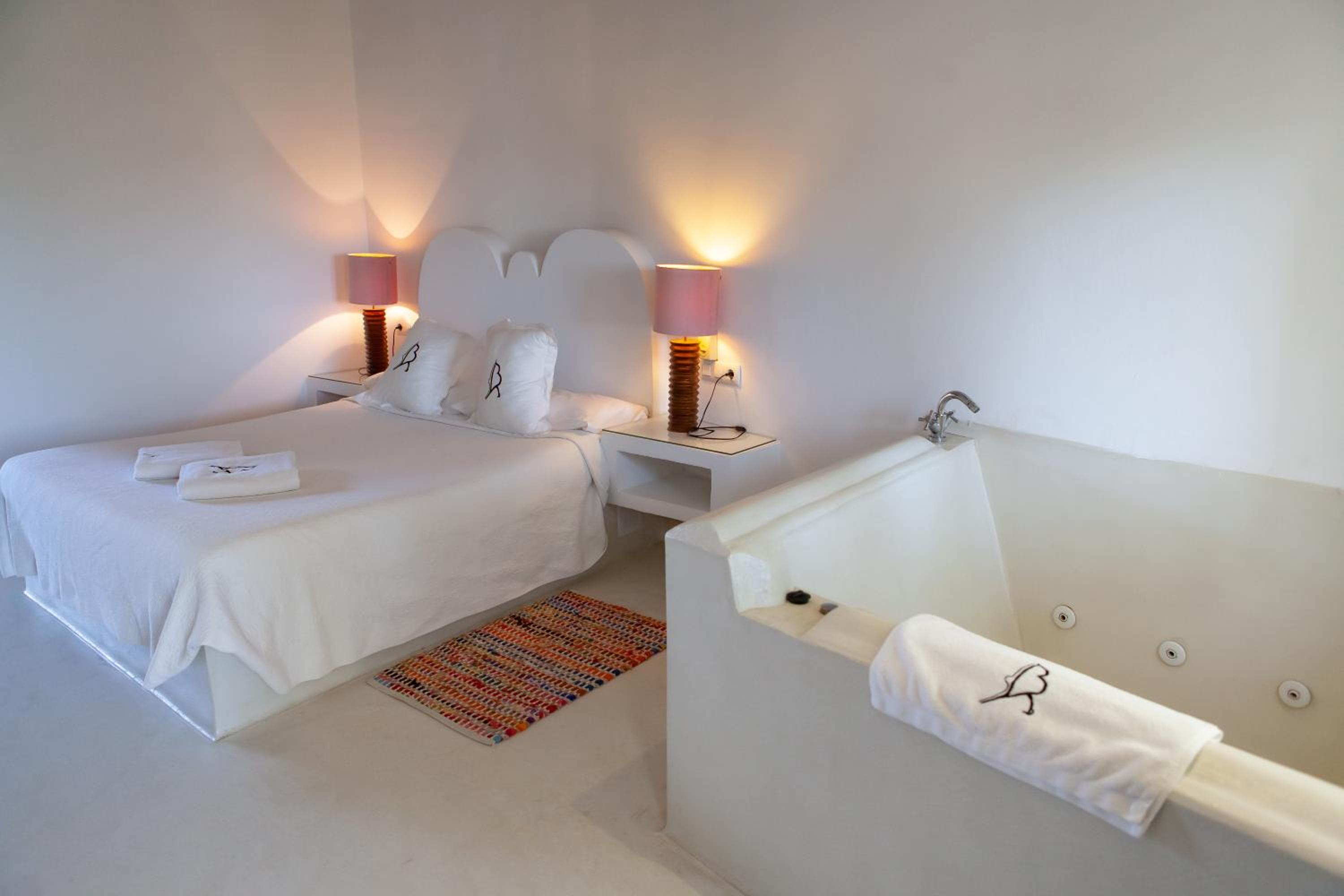 Double Room with Spa Bath - Photo 3