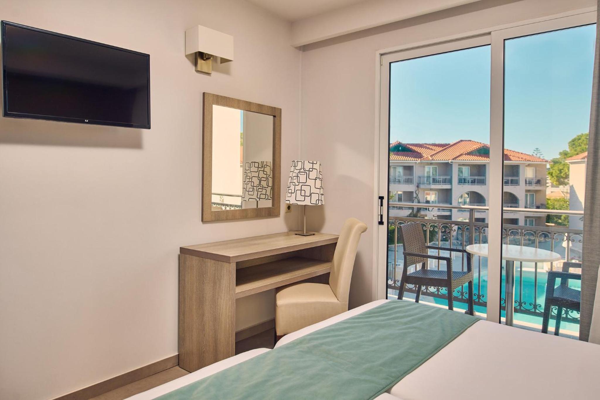Cozy Double Room with Pool View photo 3