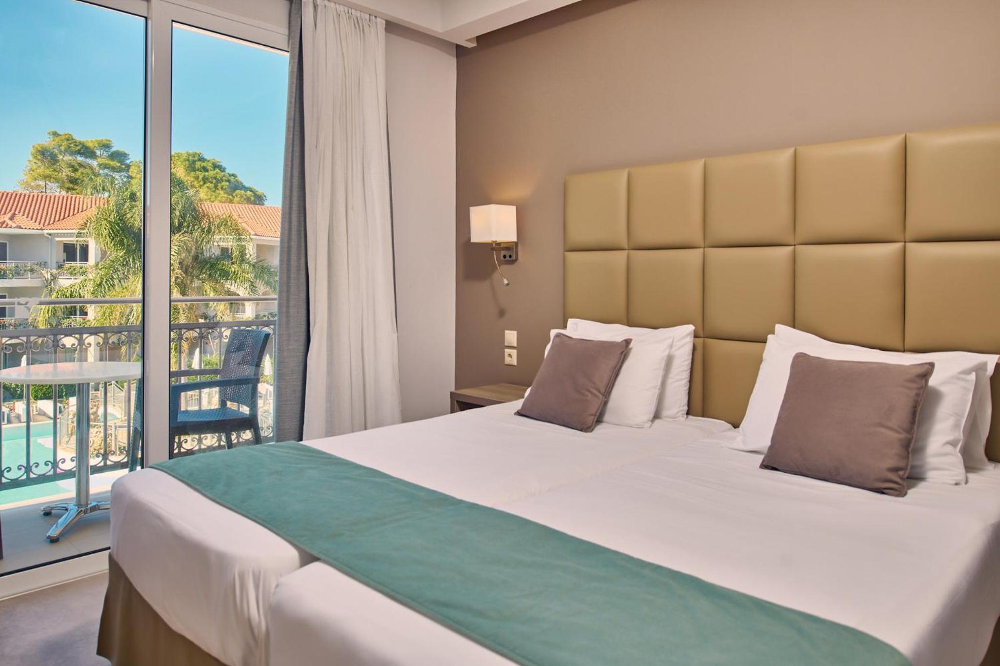 Cozy Double Room with Pool View photo 2