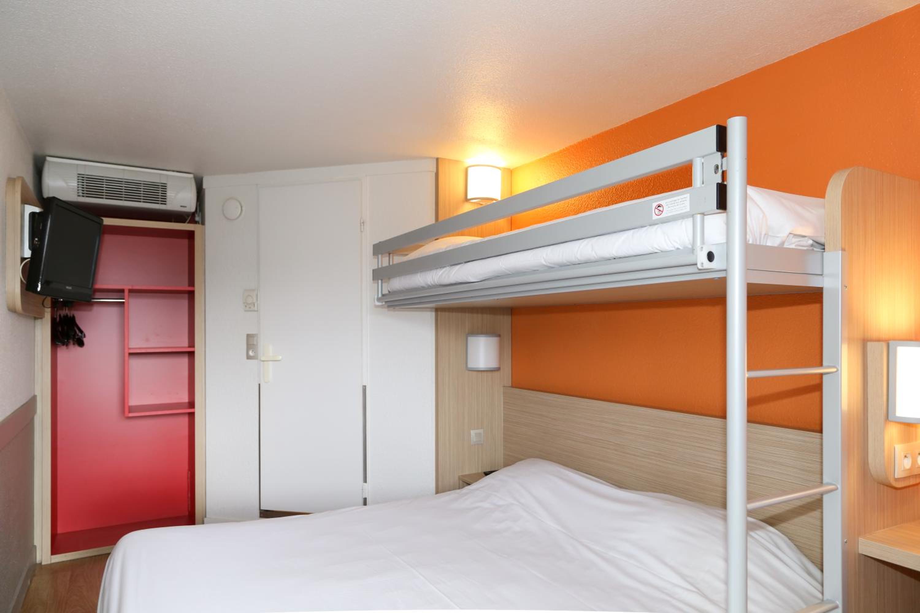 Triple Room (1 Double Bed + 1 Single Bed) photo 3