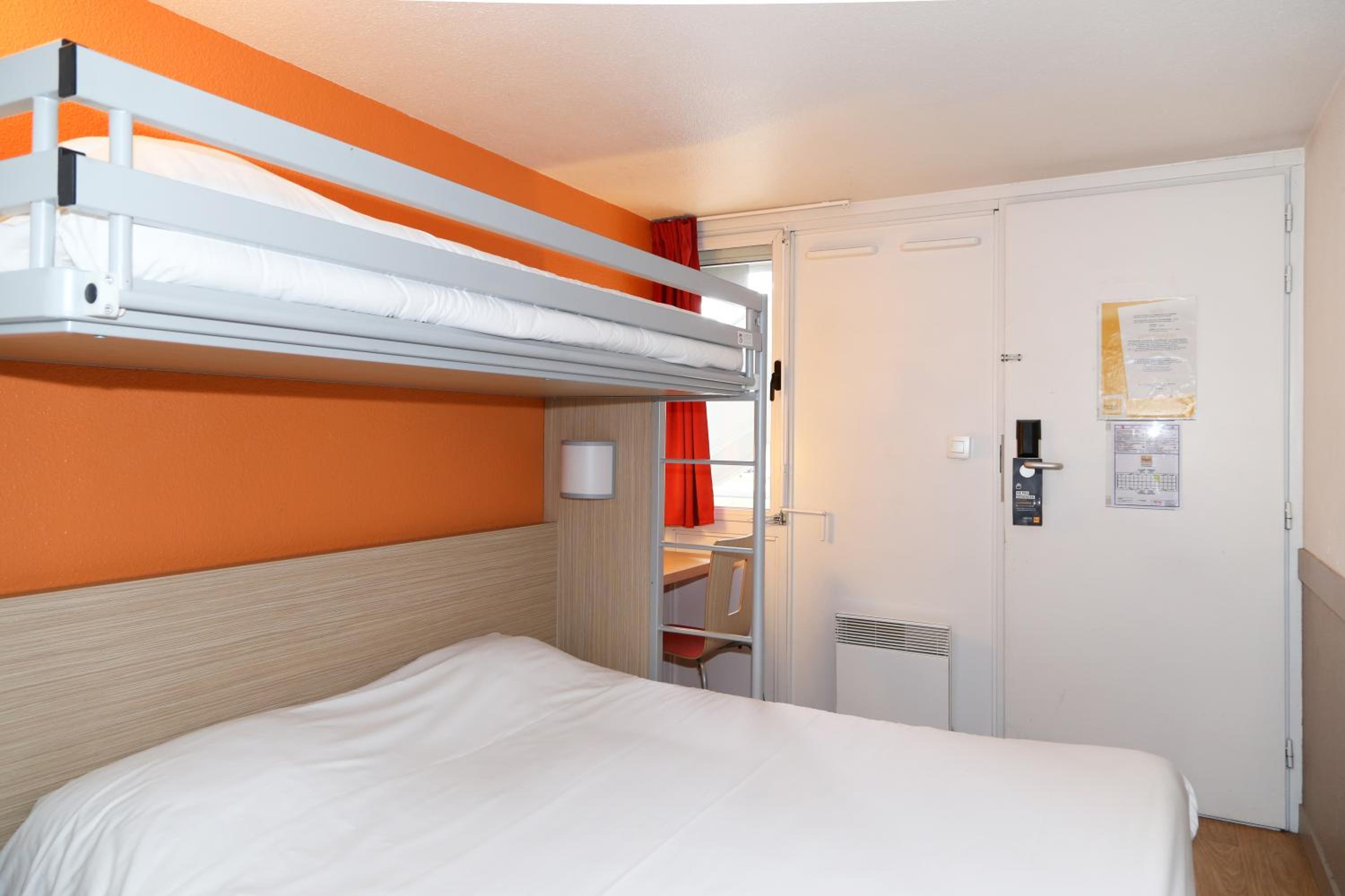 Triple Room (1 Double Bed + 1 Single Bed) photo 2
