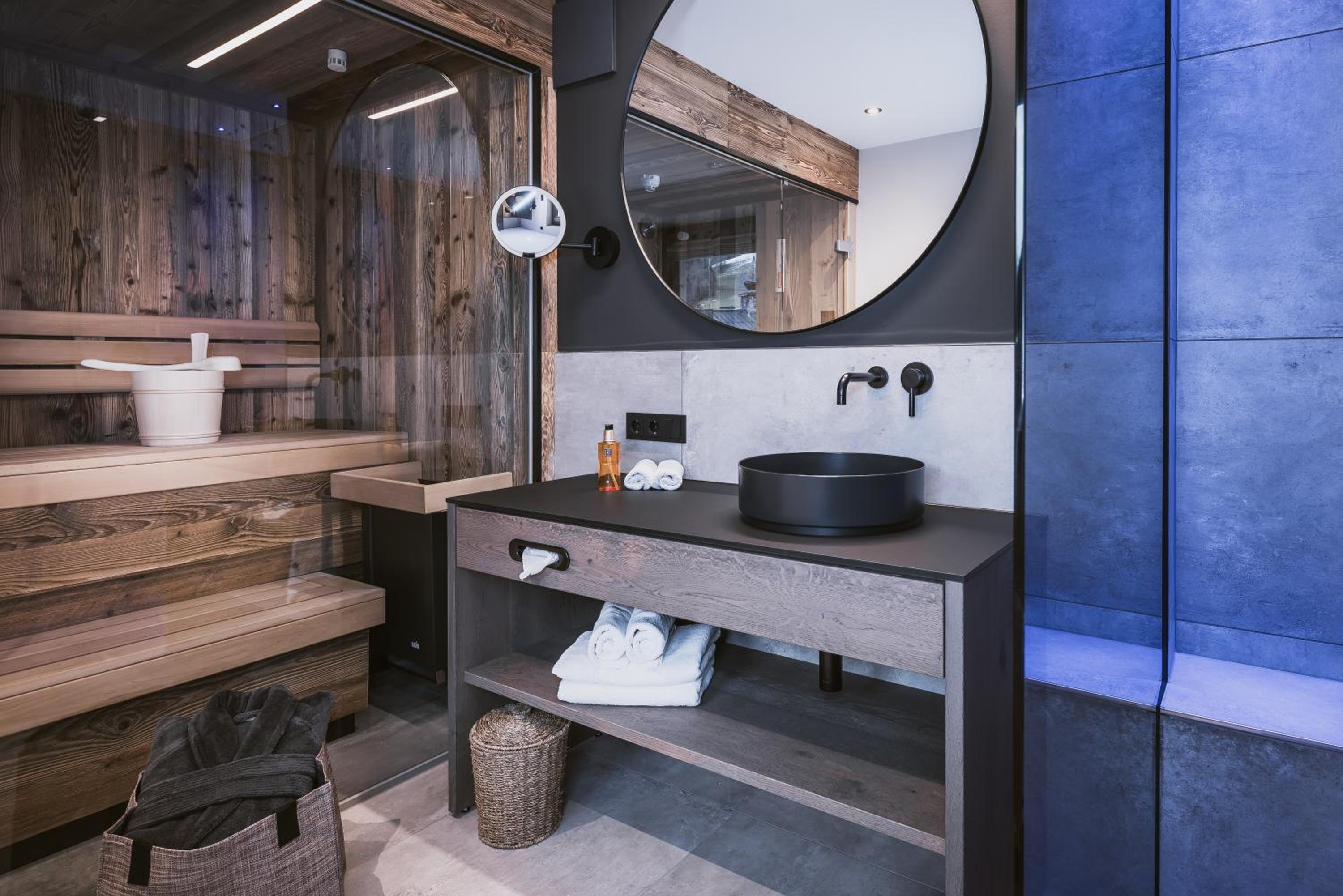 Suite with Sauna and Mountain View
