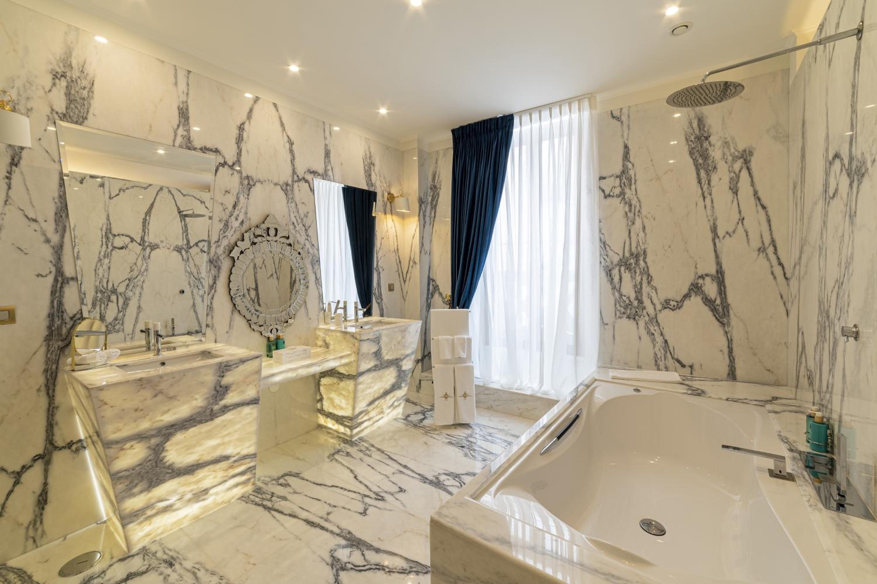 Deluxe Suite - Photo 9