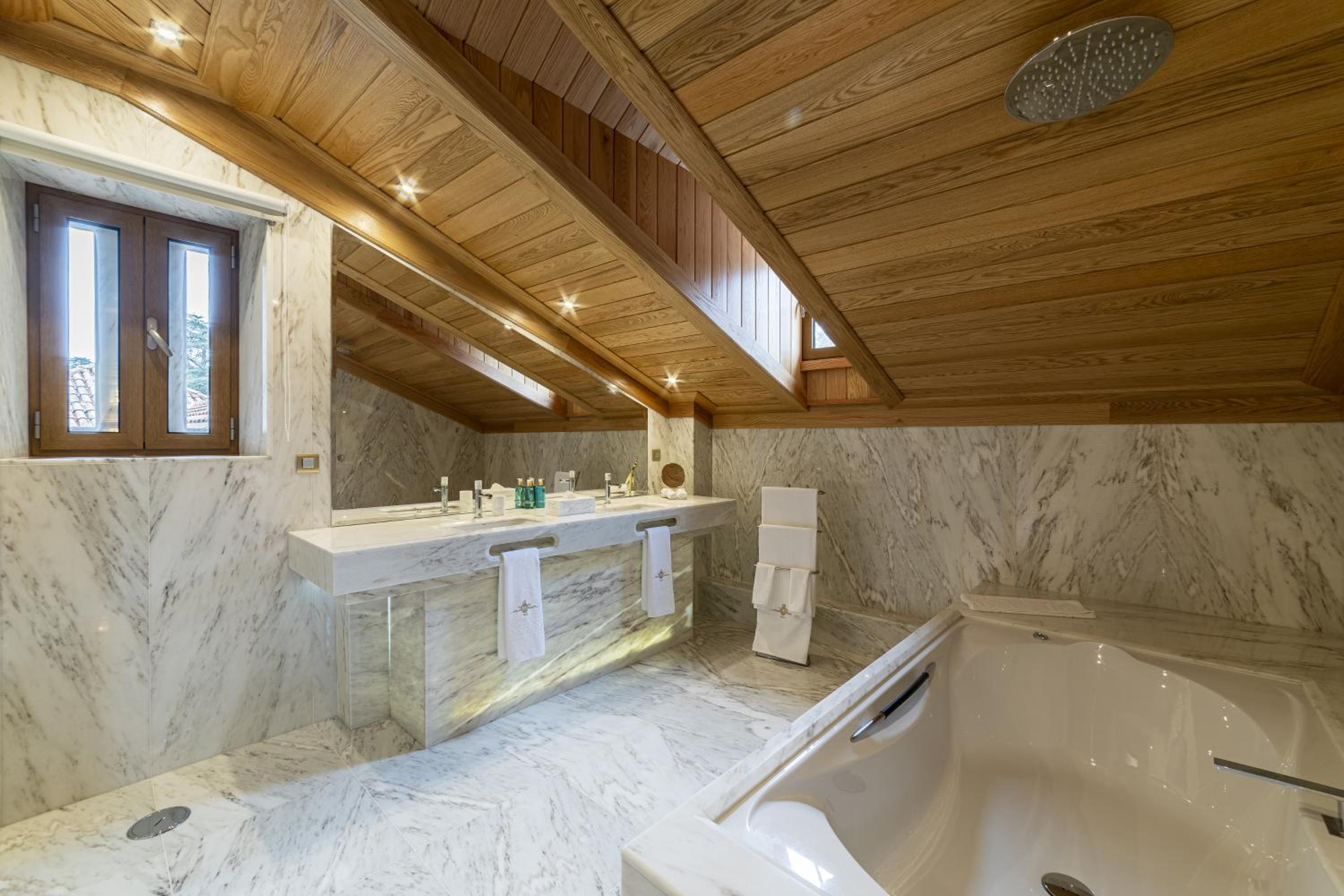 Deluxe Suite - Photo 3