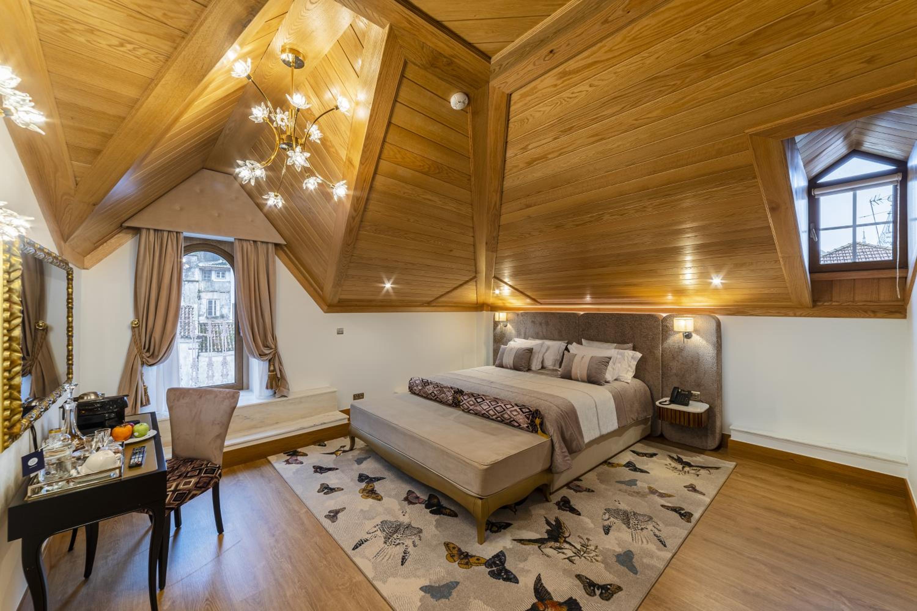 Deluxe Suite - Photo 1