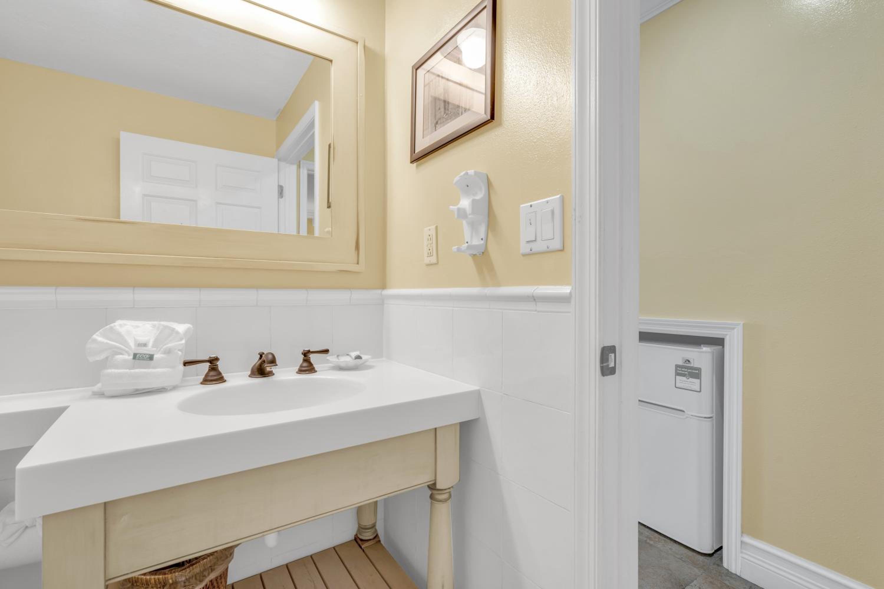 One-Bedroom King Suite with Ocean View - Non-Smoking - Photo 9