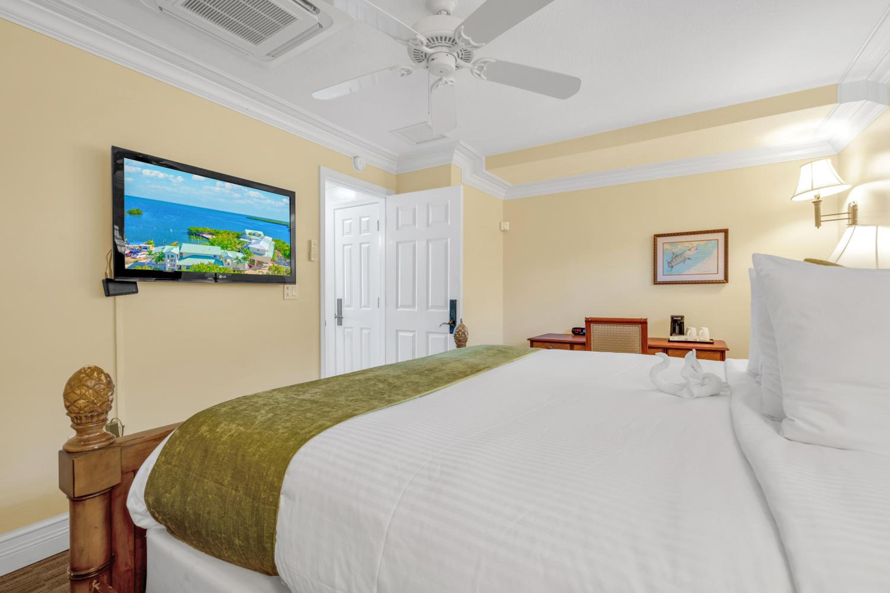 One-Bedroom King Suite with Ocean View - Non-Smoking - Photo 8