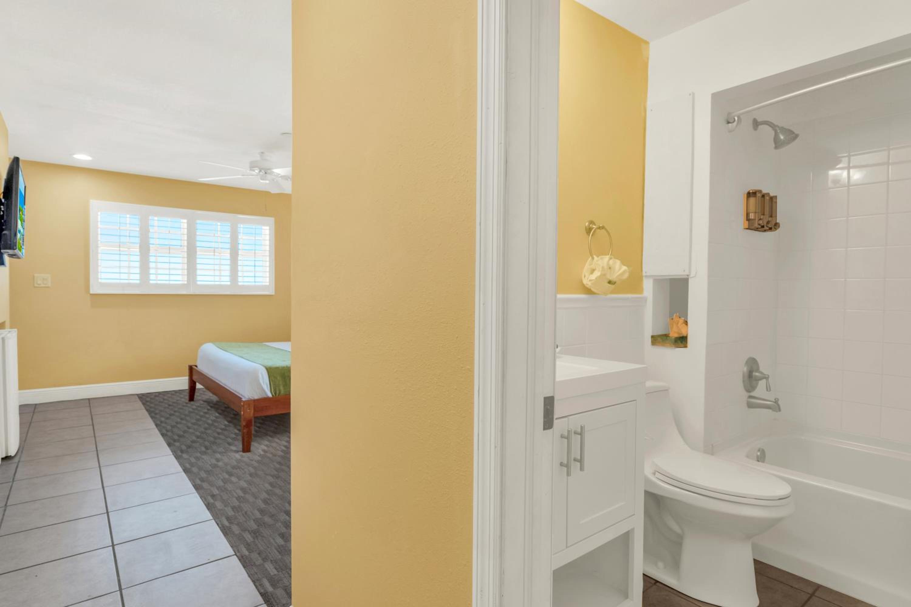 King Room with Ocean View - Non-Smoking - Photo 6