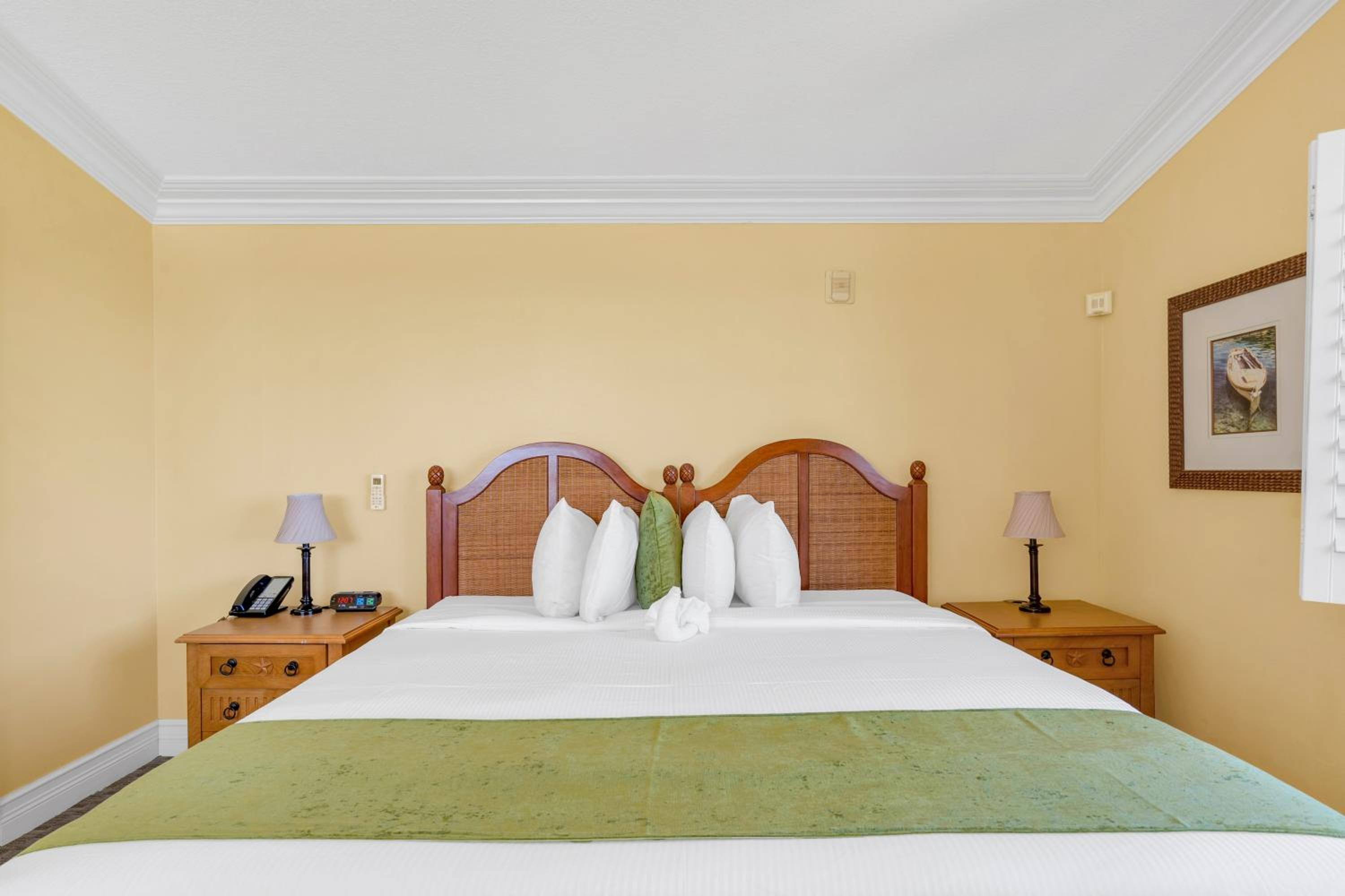 Deluxe King Room with Ocean View - Non-Smoking - Photo 7
