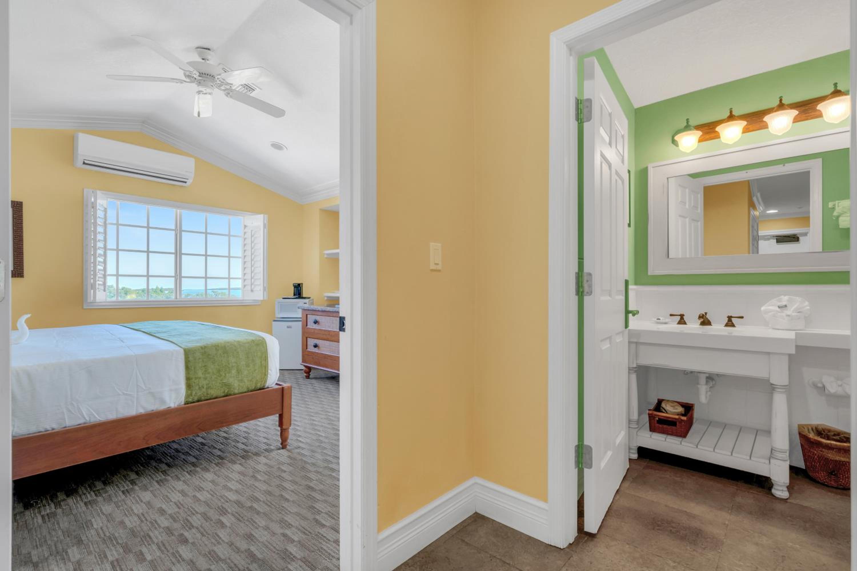 Deluxe King Room with Ocean View - Non-Smoking - Photo 6