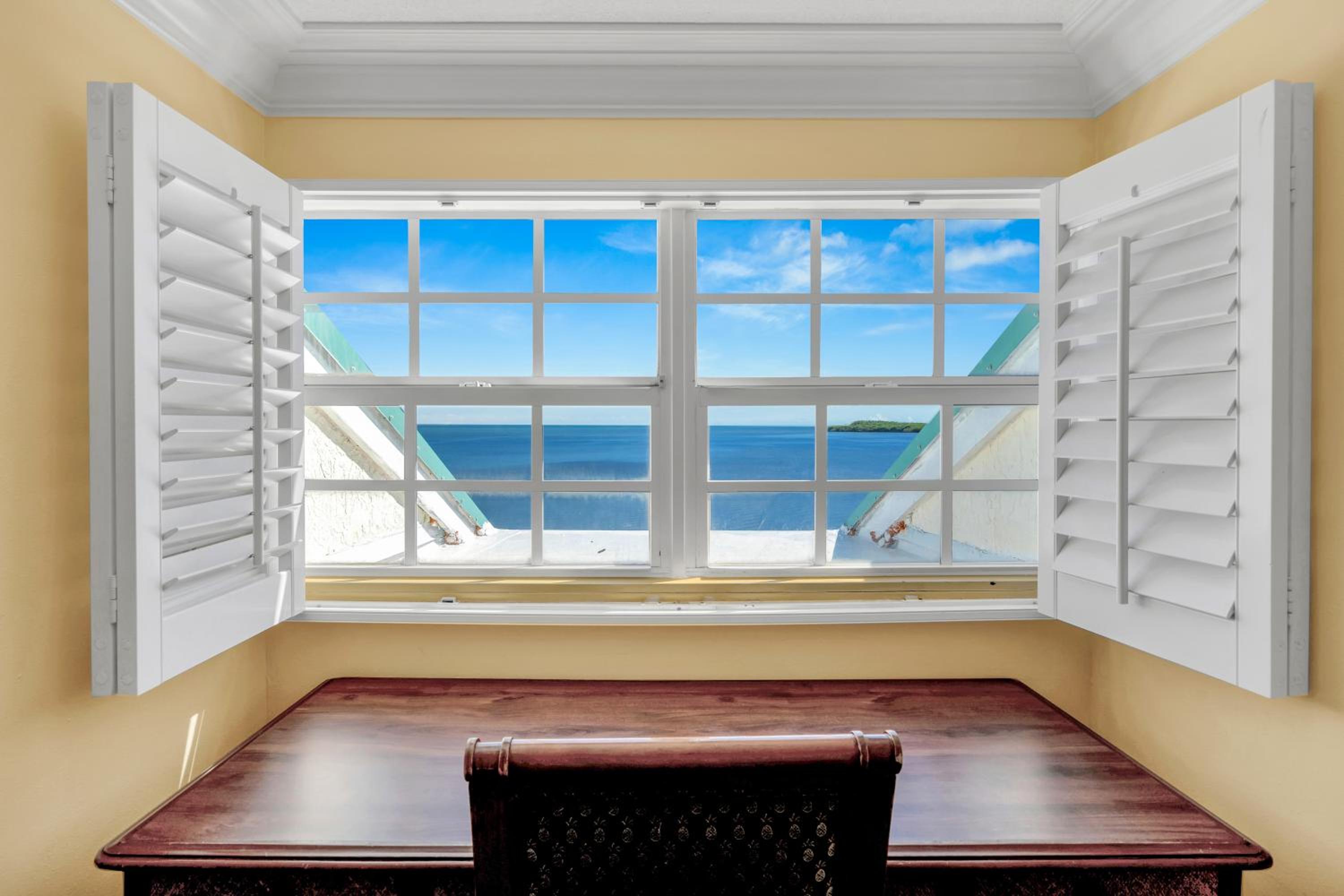 Deluxe King Room with Ocean View - Non-Smoking - Photo 8