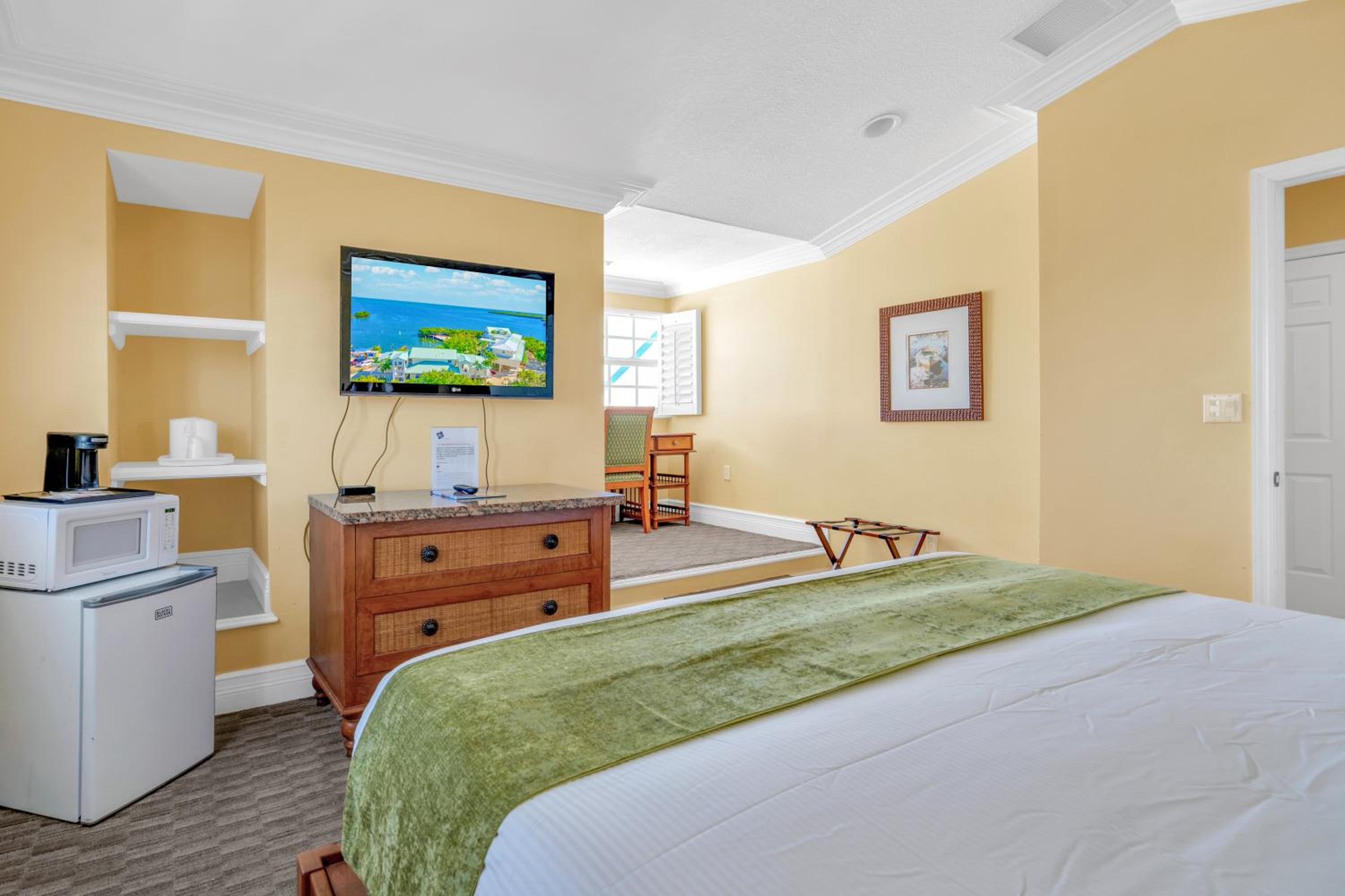 Deluxe King Room with Ocean View - Non-Smoking - Photo 9