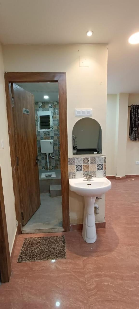 Double Room with Shared Bathroom photo 2