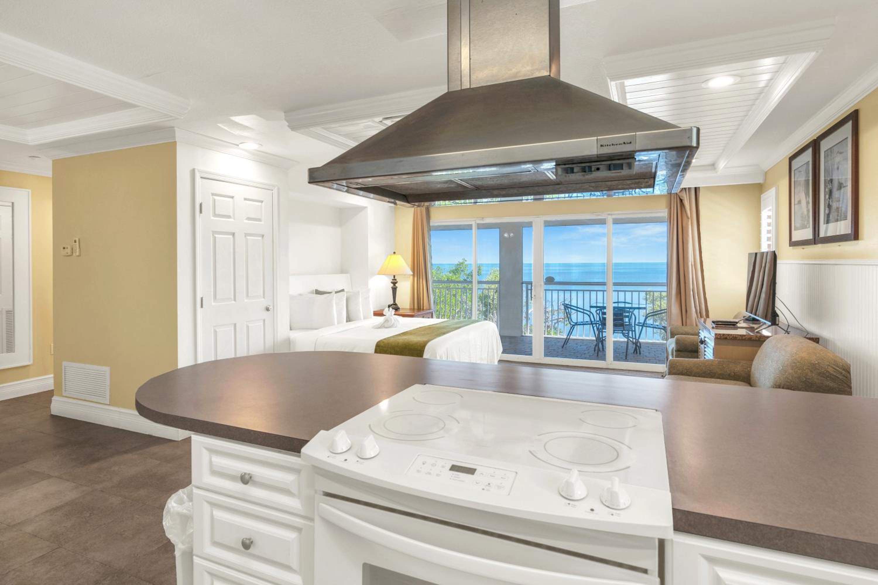King Studio Suite with Balcony and Ocean View, Non-Smoking - Photo 9