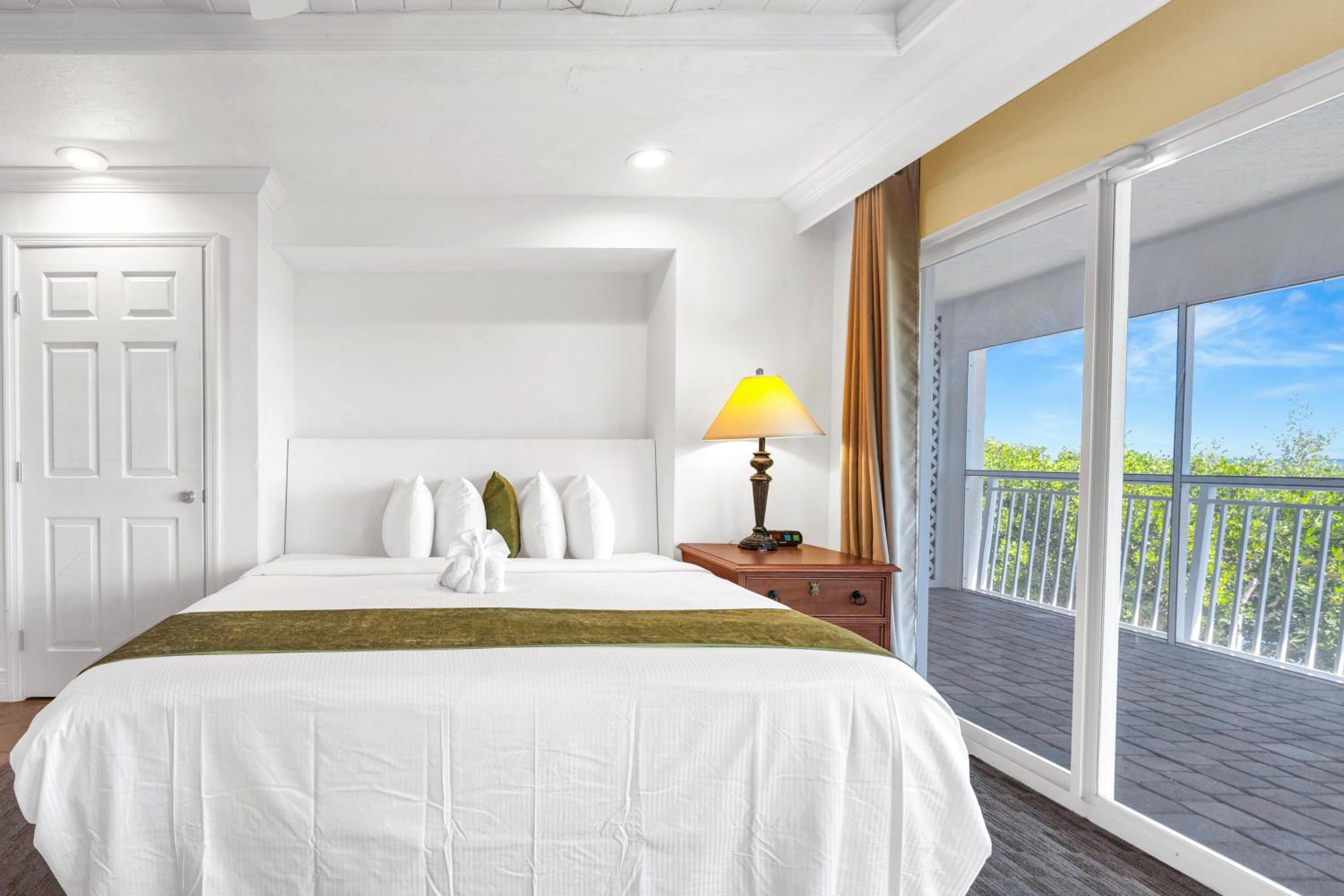 King Studio Suite with Balcony and Ocean View, Non-Smoking - Photo 10