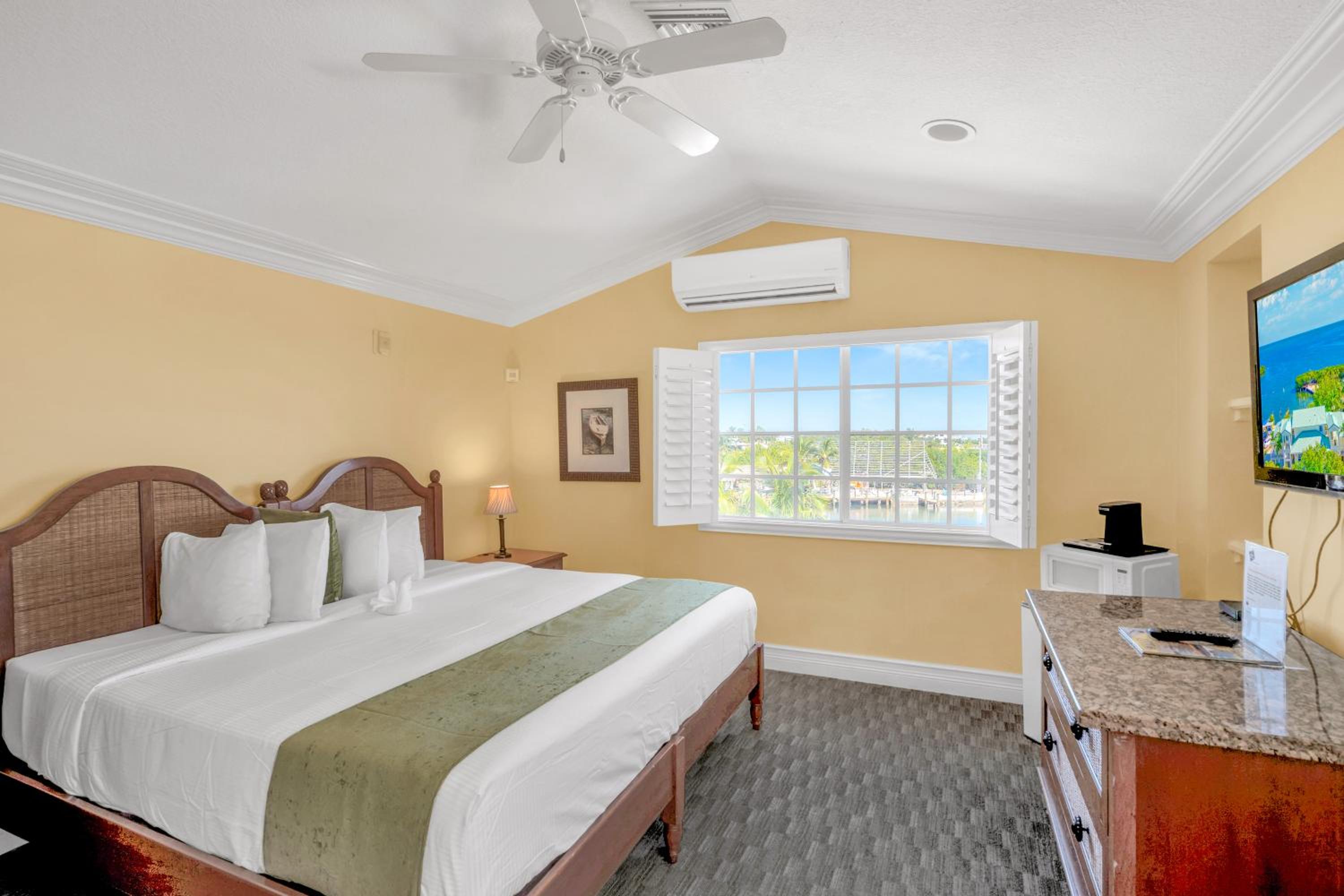 Deluxe King Room with Ocean View - Non-Smoking - Photo 5