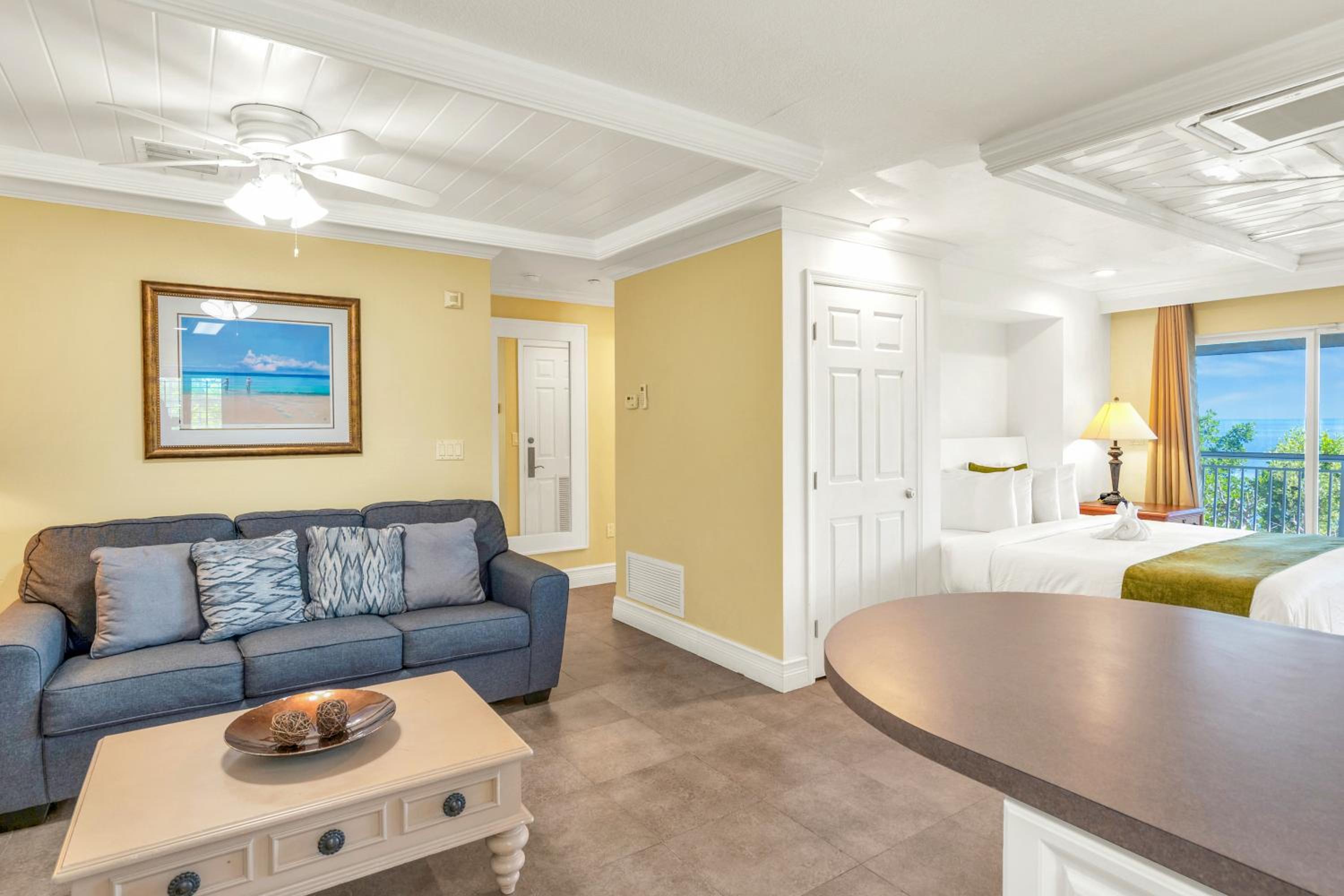 King Studio Suite with Balcony and Ocean View, Non-Smoking - Photo 7