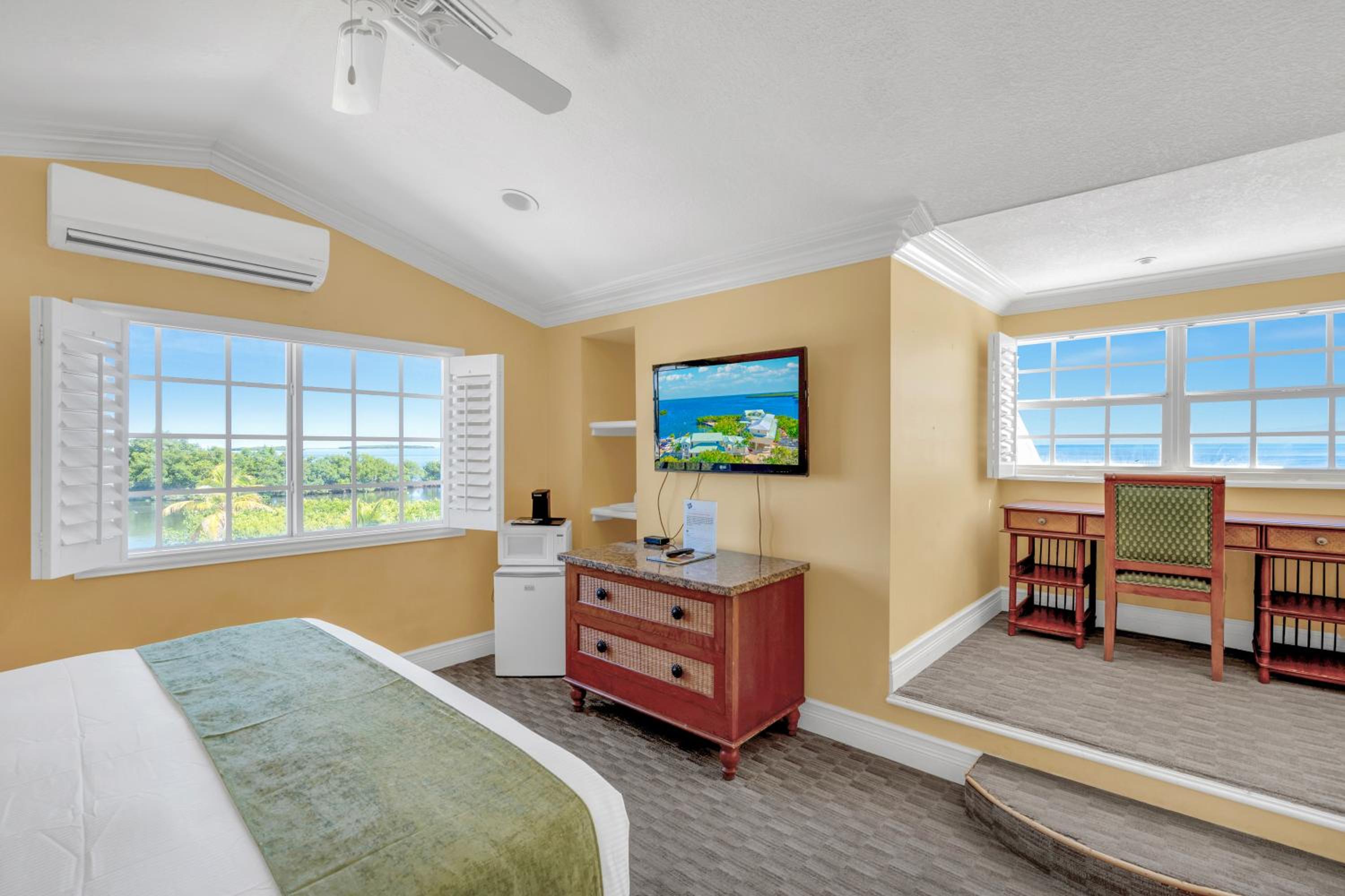 Deluxe King Room with Ocean View - Non-Smoking - Photo 1