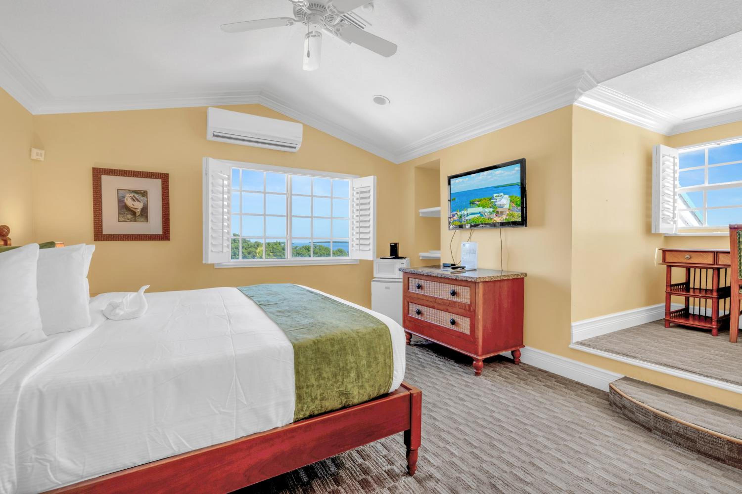 Deluxe King Room with Ocean View - Non-Smoking - Photo 3
