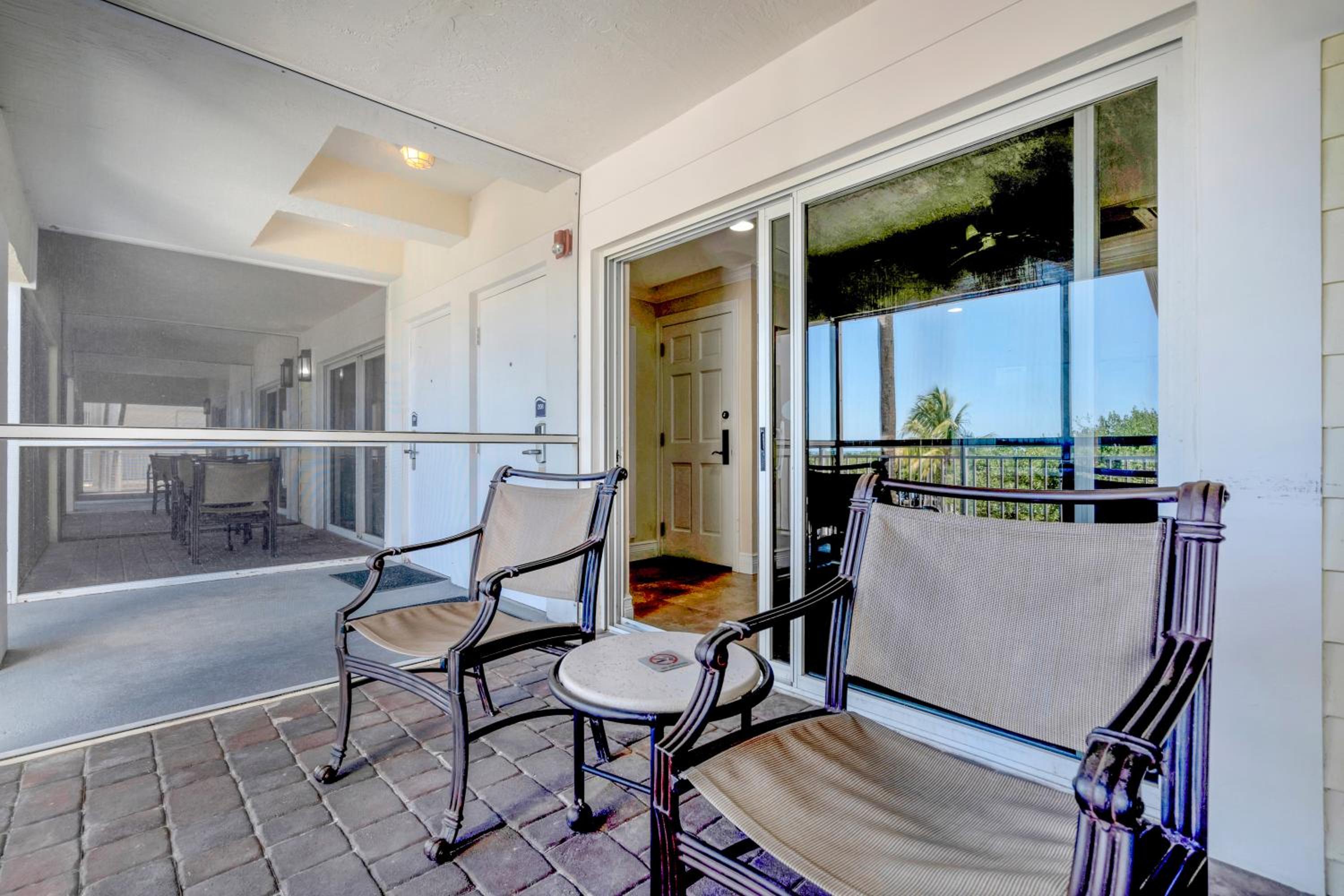 One-Bedroom King Suite with Ocean View - Non-Smoking - Photo 4