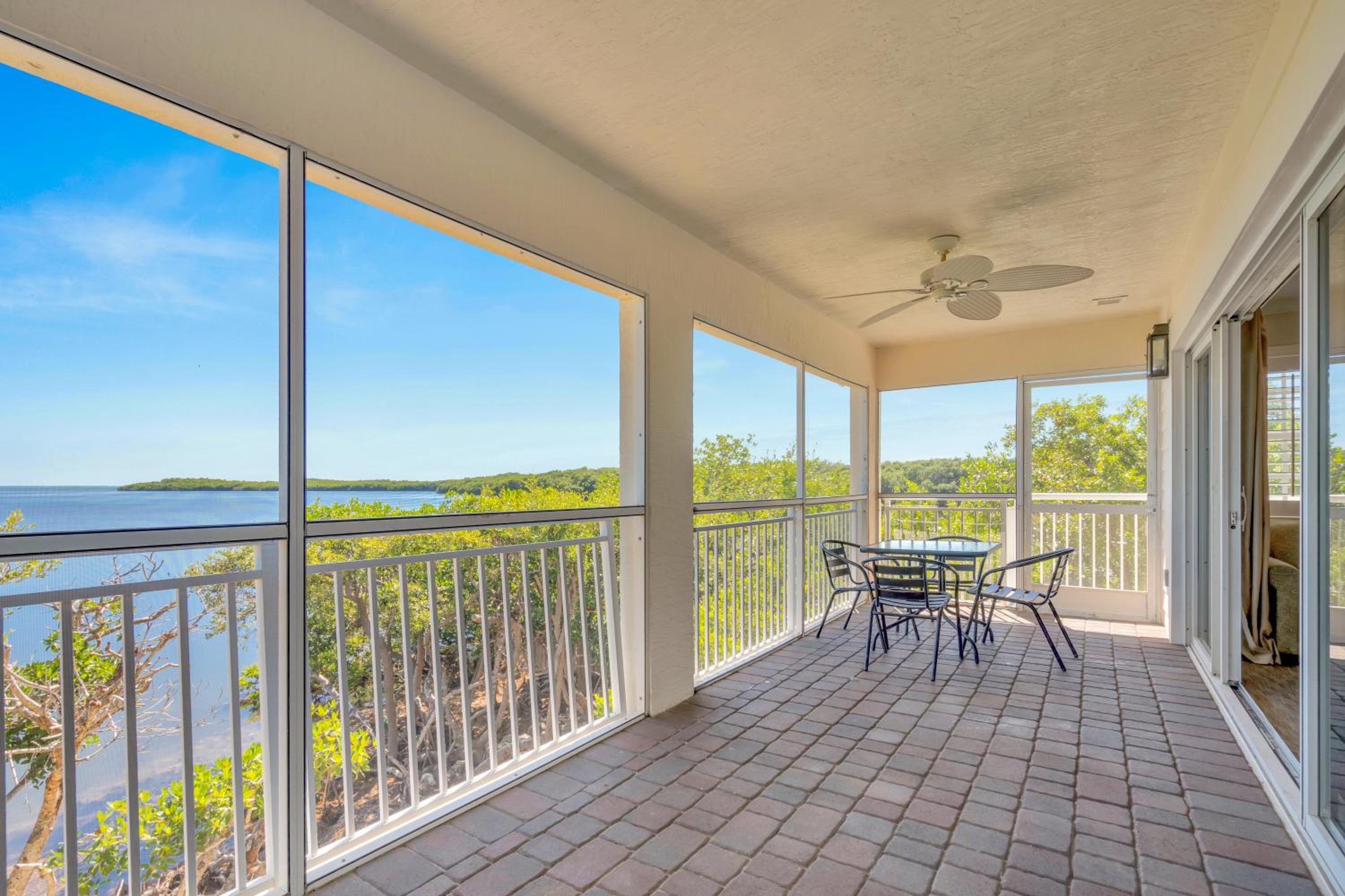 King Studio Suite with Balcony and Ocean View, Non-Smoking - Photo 3