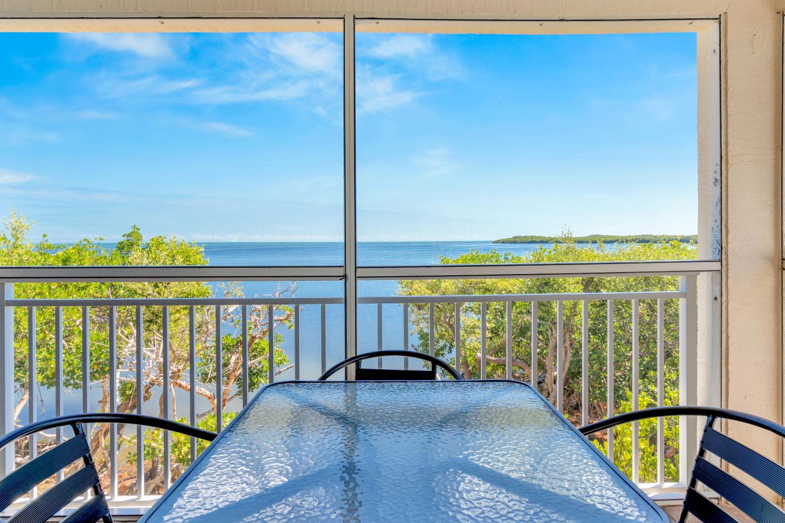 King Studio Suite with Balcony and Ocean View, Non-Smoking - Photo 4