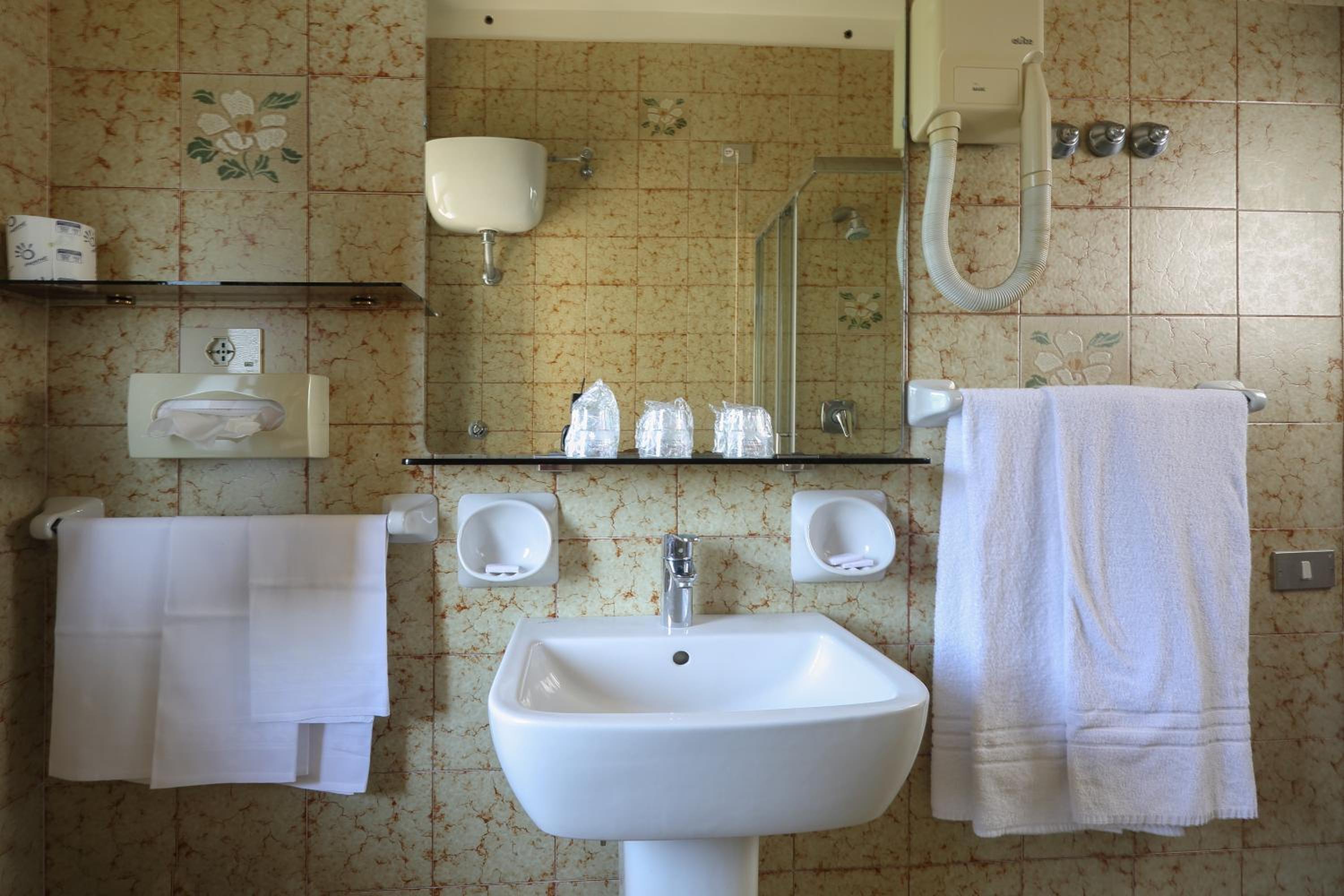 Economy Triple Room with Sea View - Photo 29