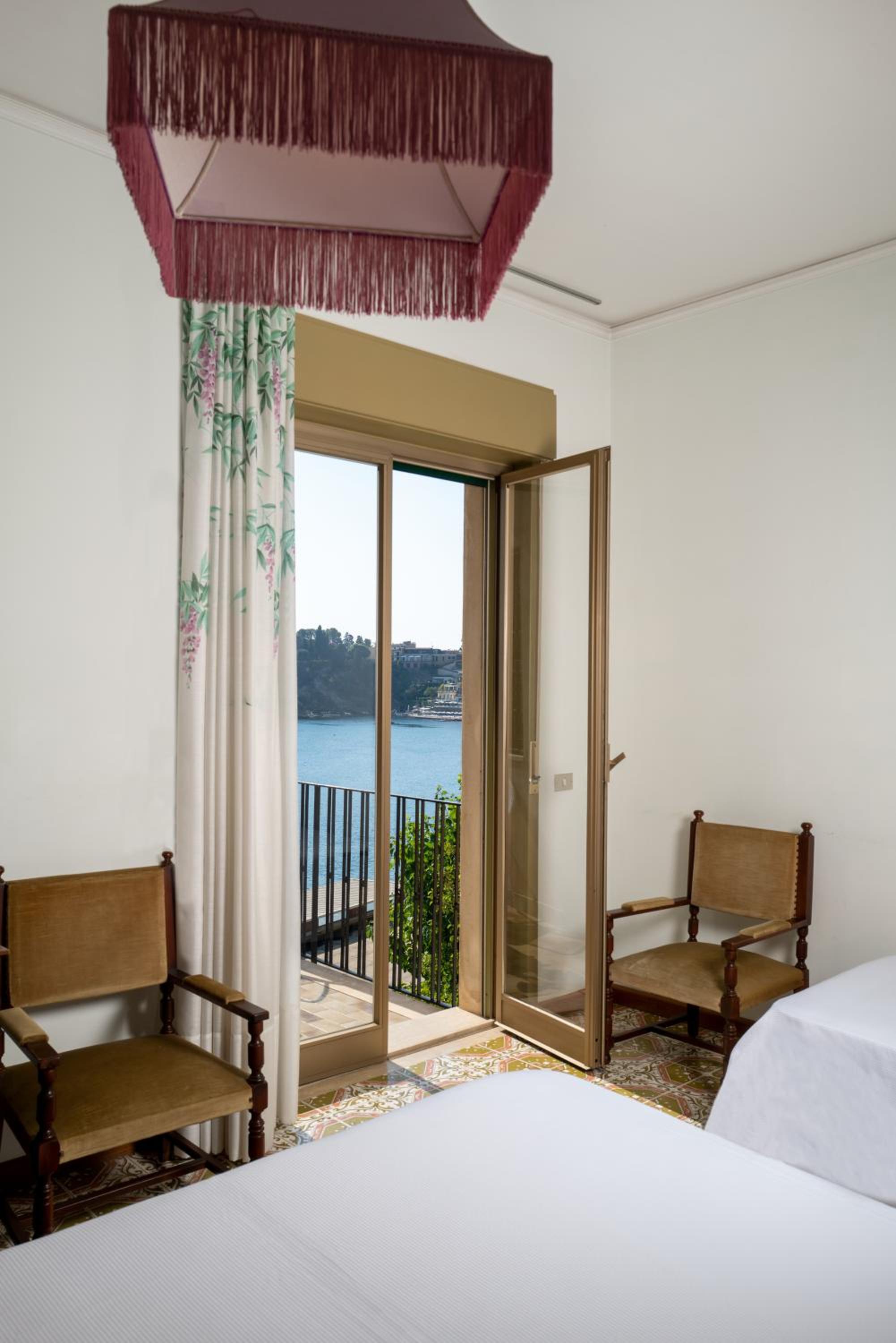 Economy Triple Room with Sea View - Photo 13