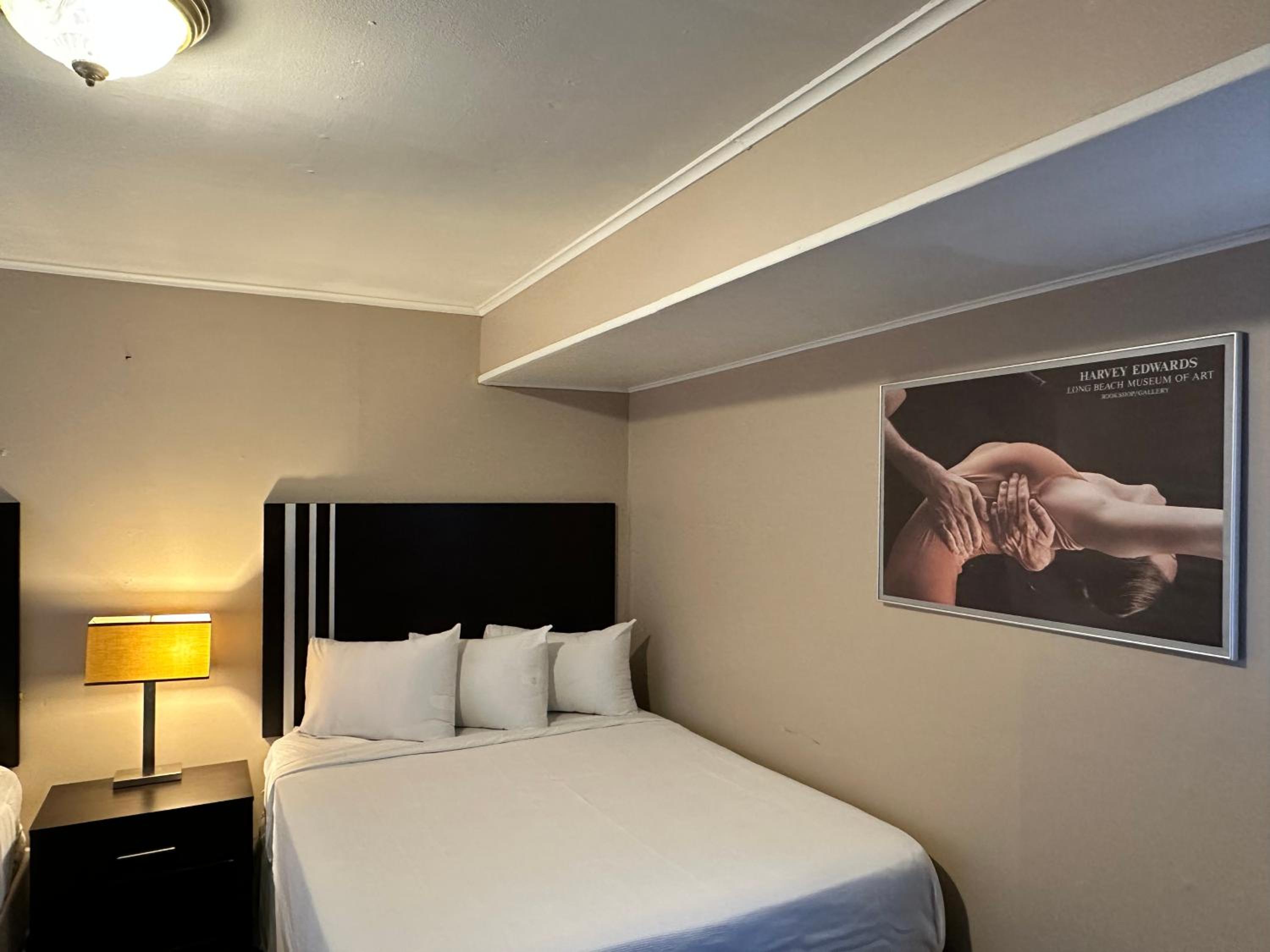 Queen Room with Two Queen Beds - Photo 5