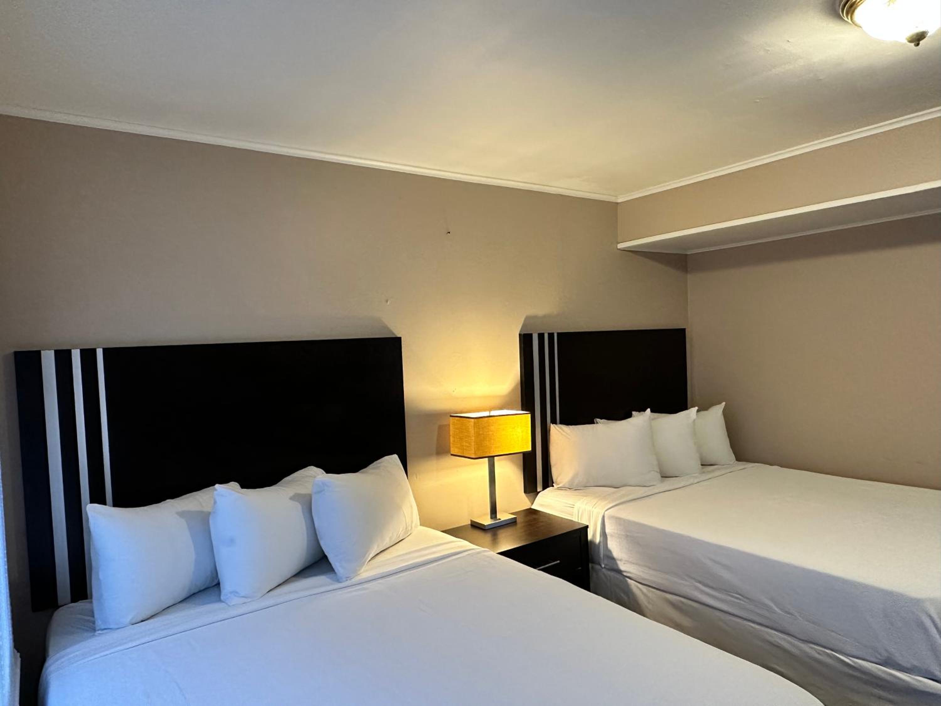 Queen Room with Two Queen Beds - Photo 4