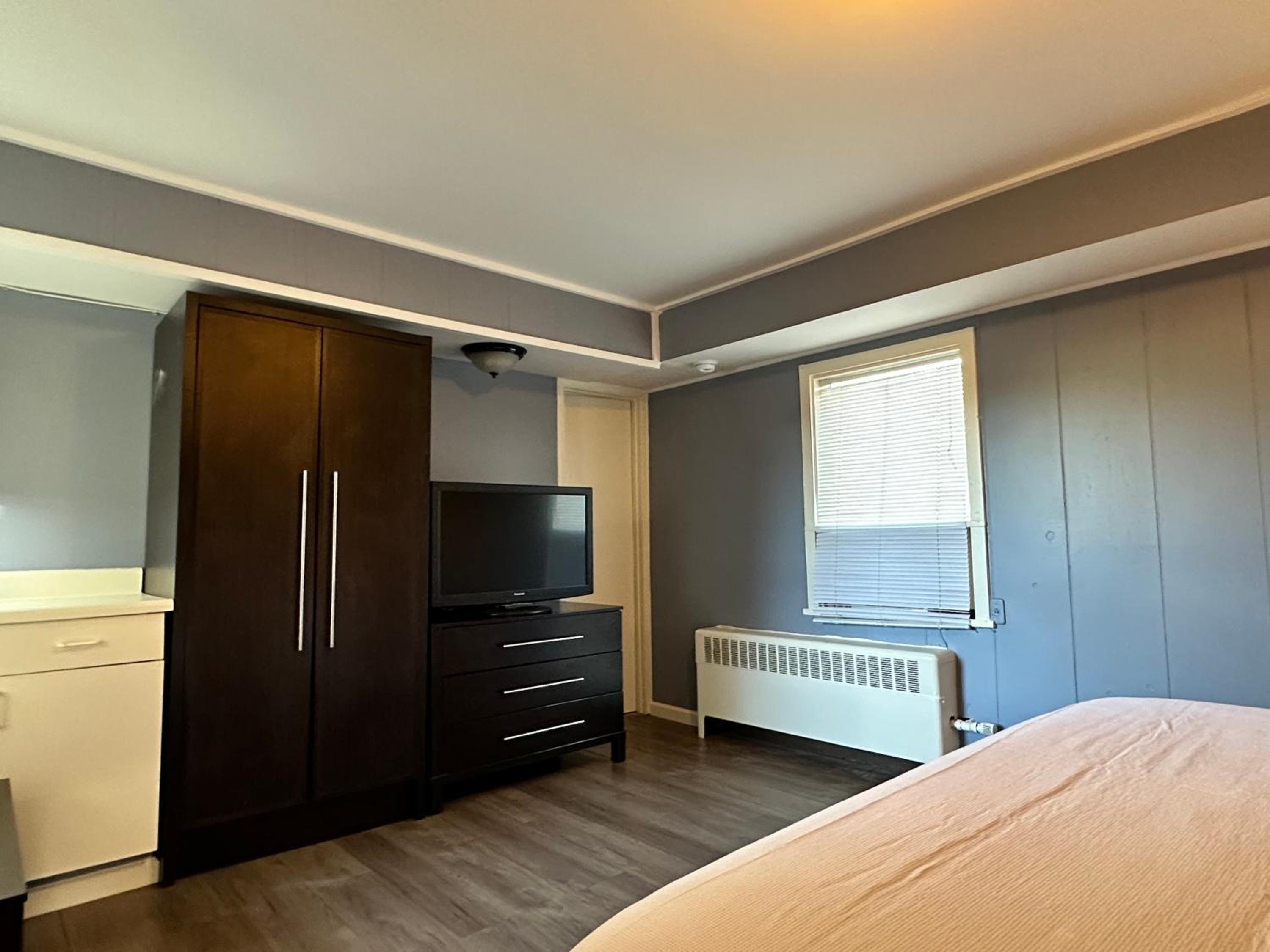 Queen Room with Two Queen Beds - Photo 6