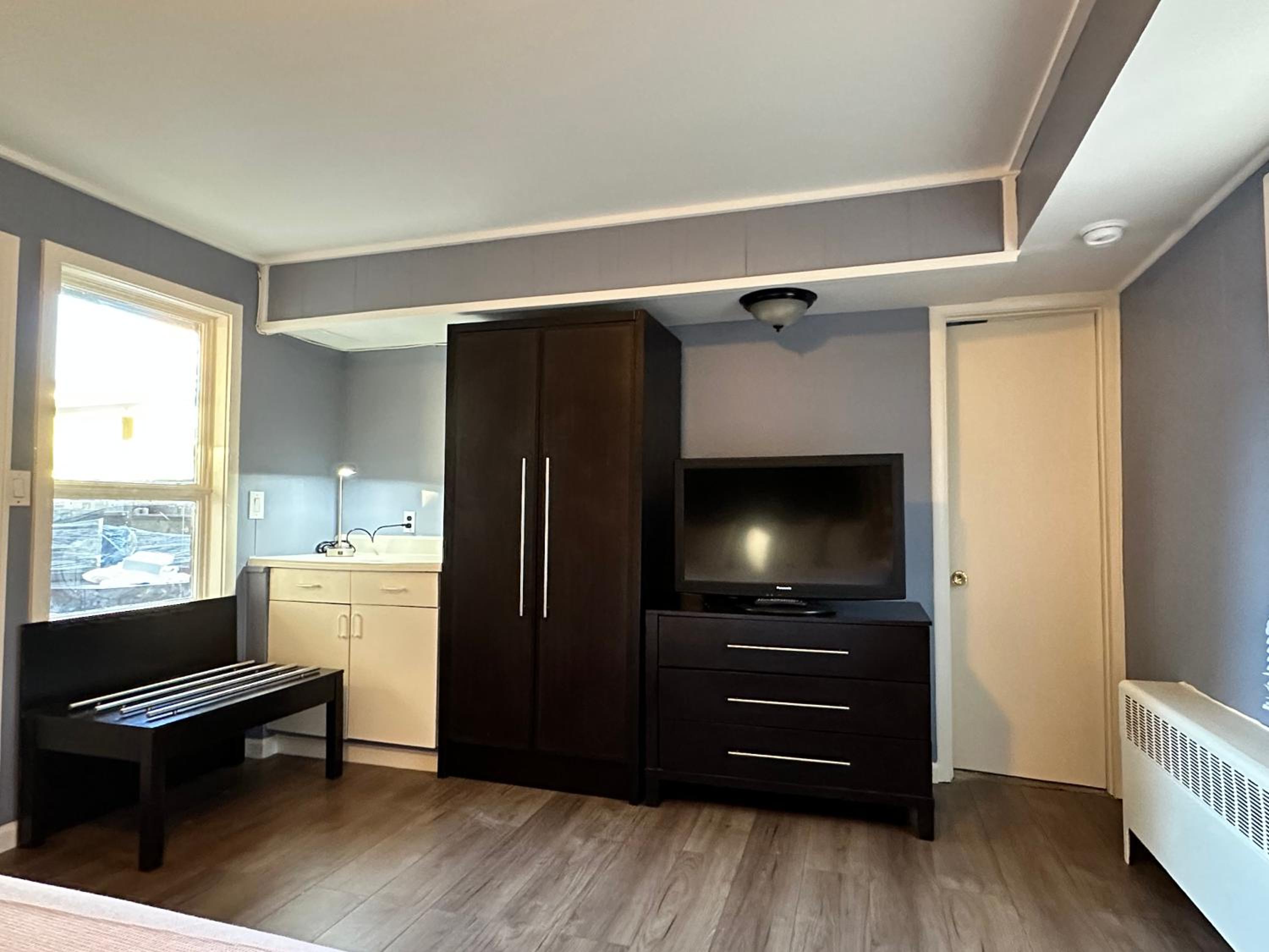 Queen Room with Two Queen Beds - Photo 3