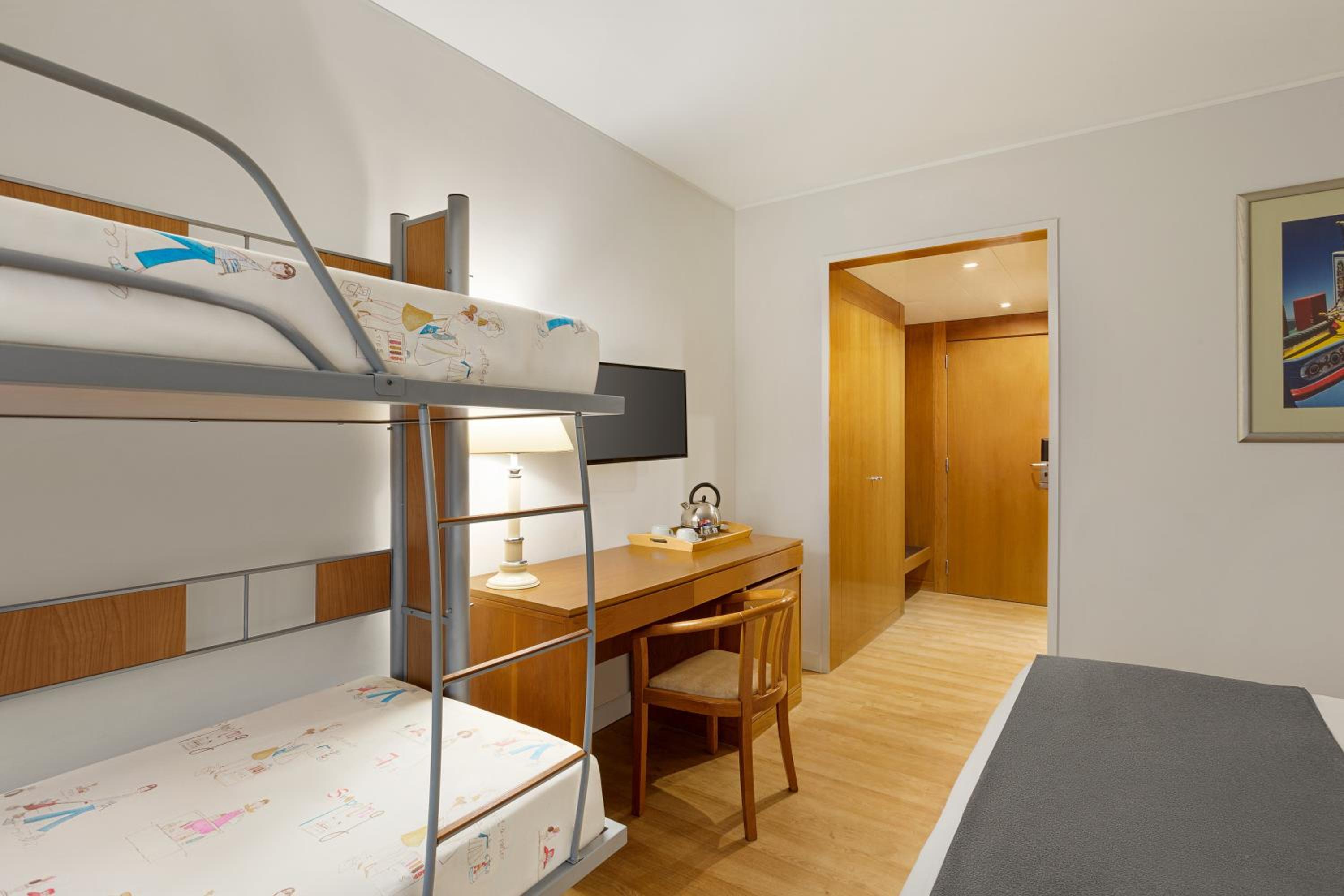 1 King Bed and 1 Bunk Bed, Non Smoking photo 2