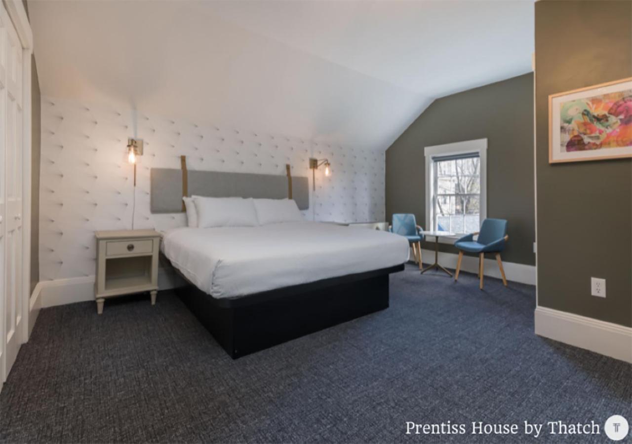 Deluxe king suite