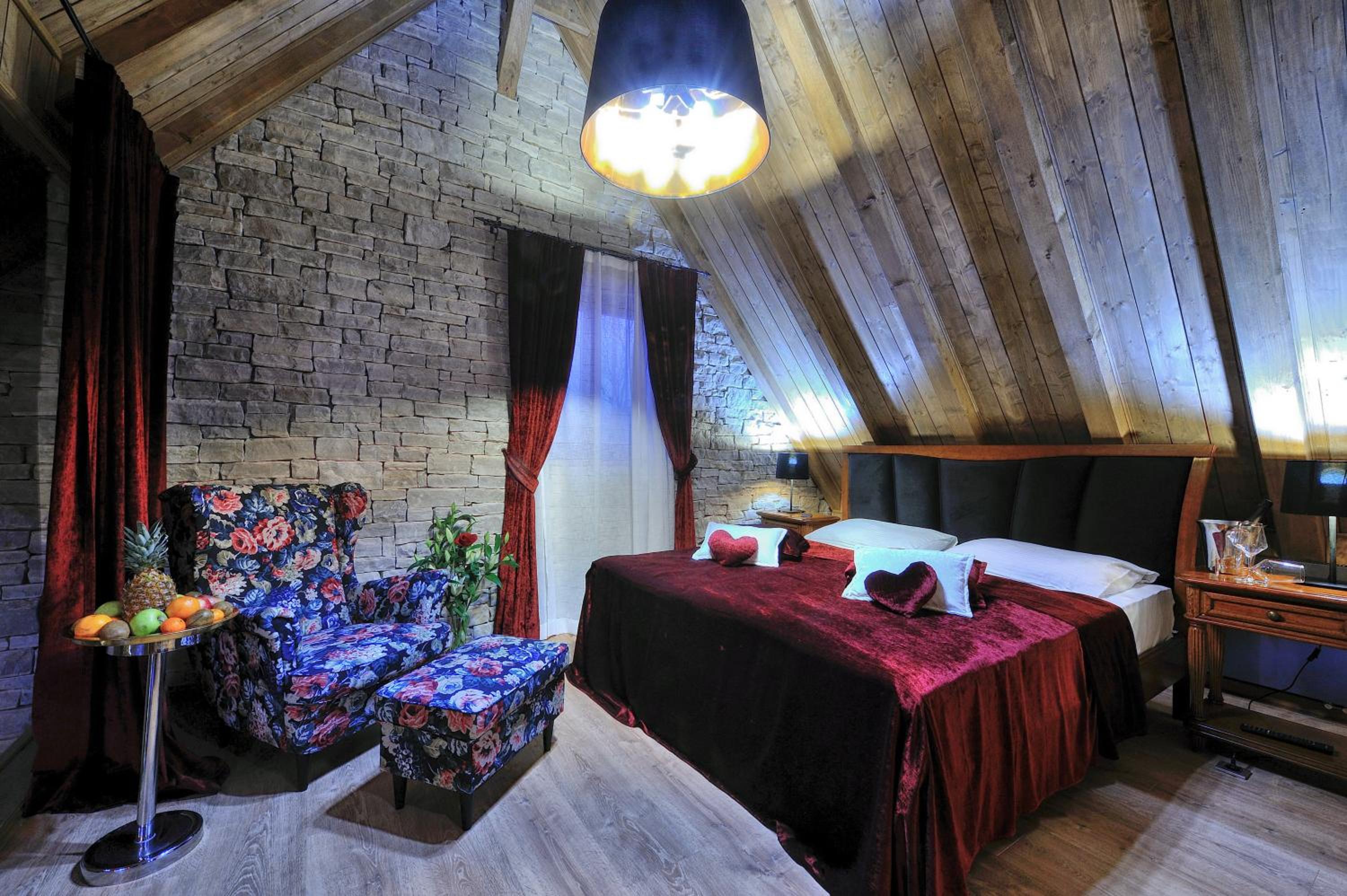 Four-Bedroom House - Photo 8