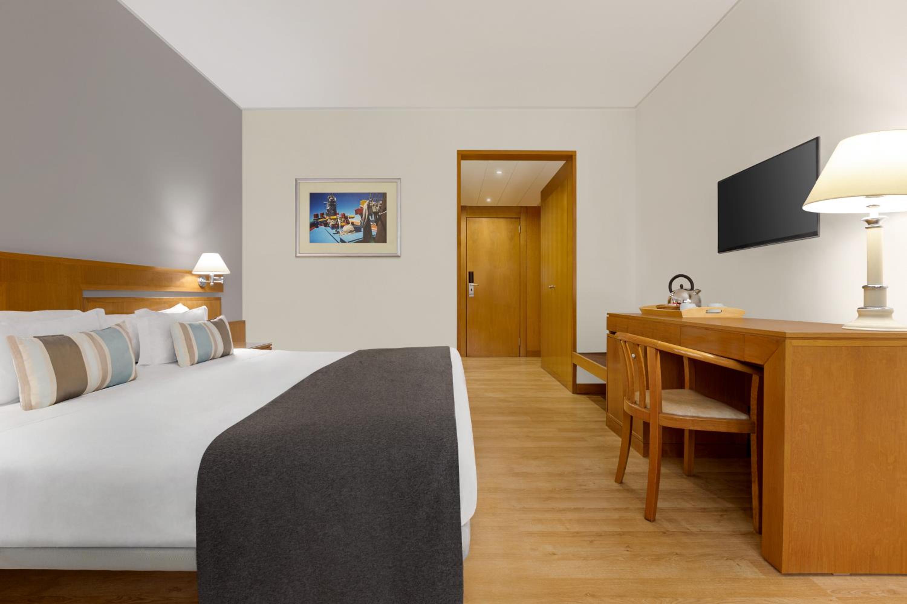 1 King Bed, Standard, Non-Smoking photo 2