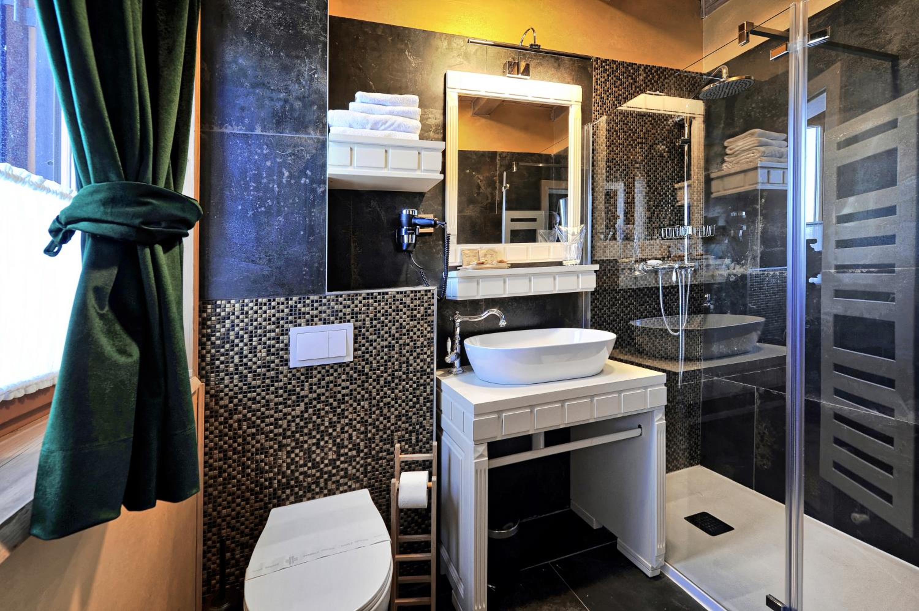 Four-Bedroom House - Photo 11