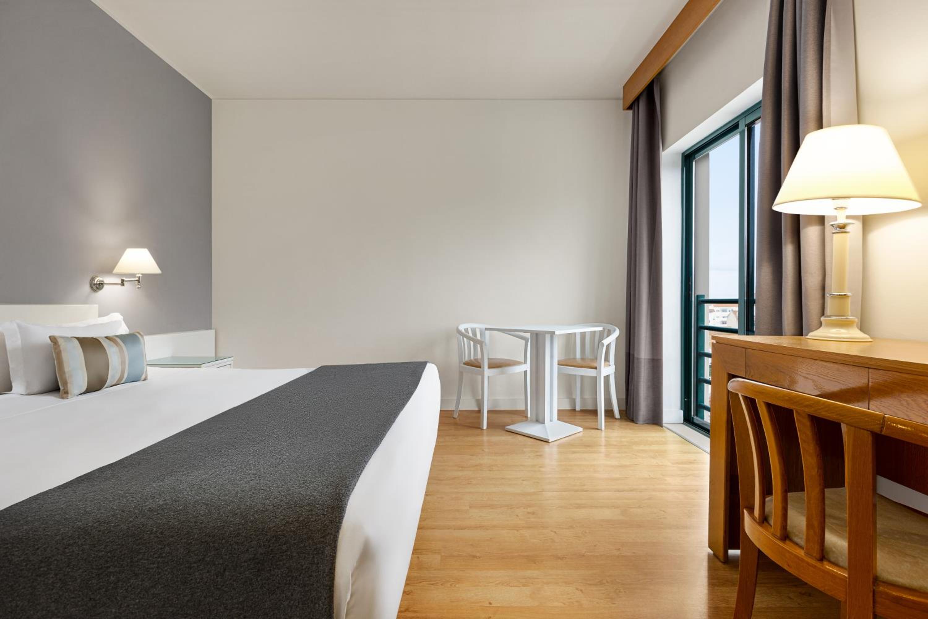 1 King Bed, Standard, Non-Smoking photo 3